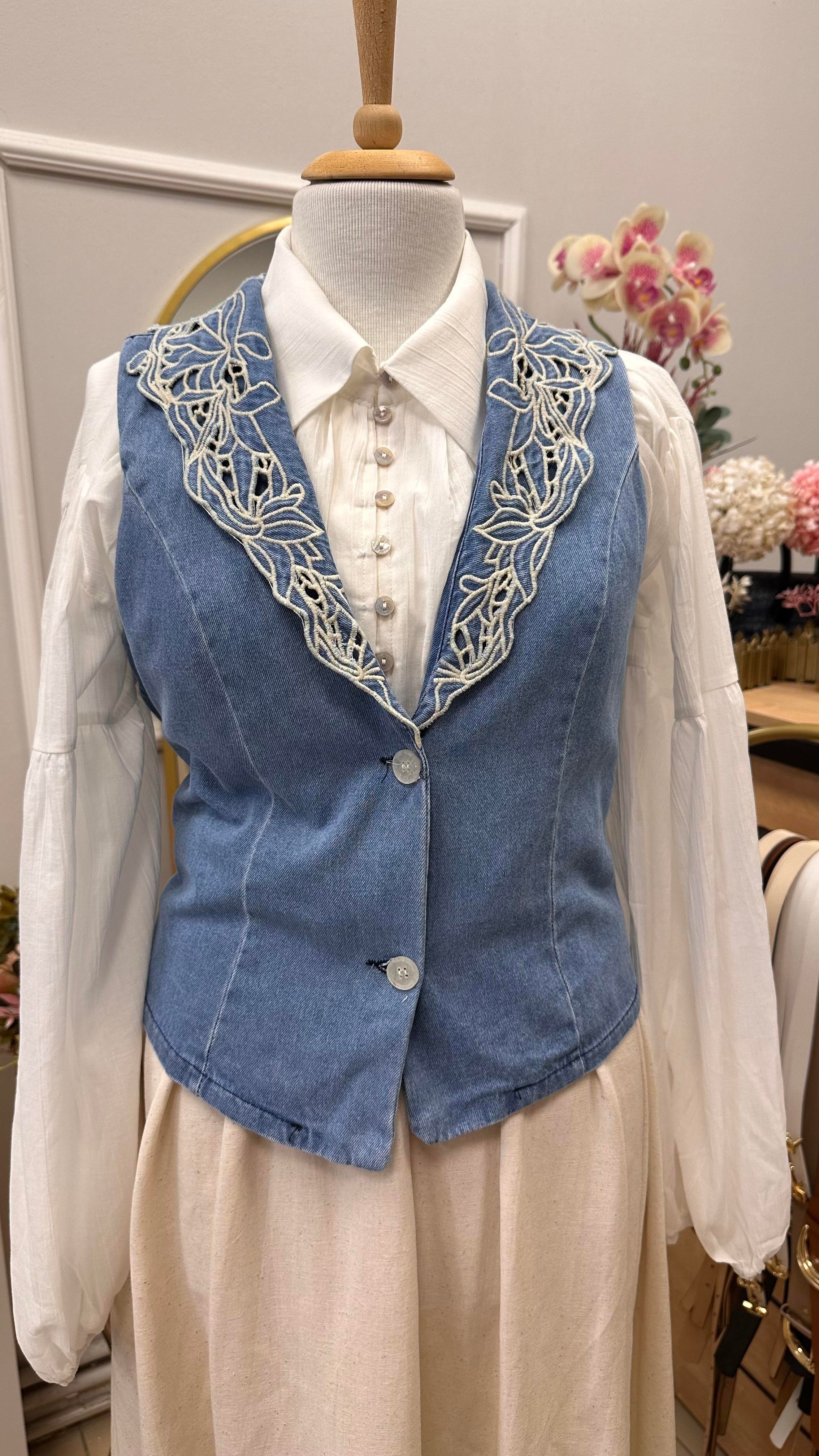 TASARIM YAKA NAKIŞ İŞLEMELİ JEAN YELEK