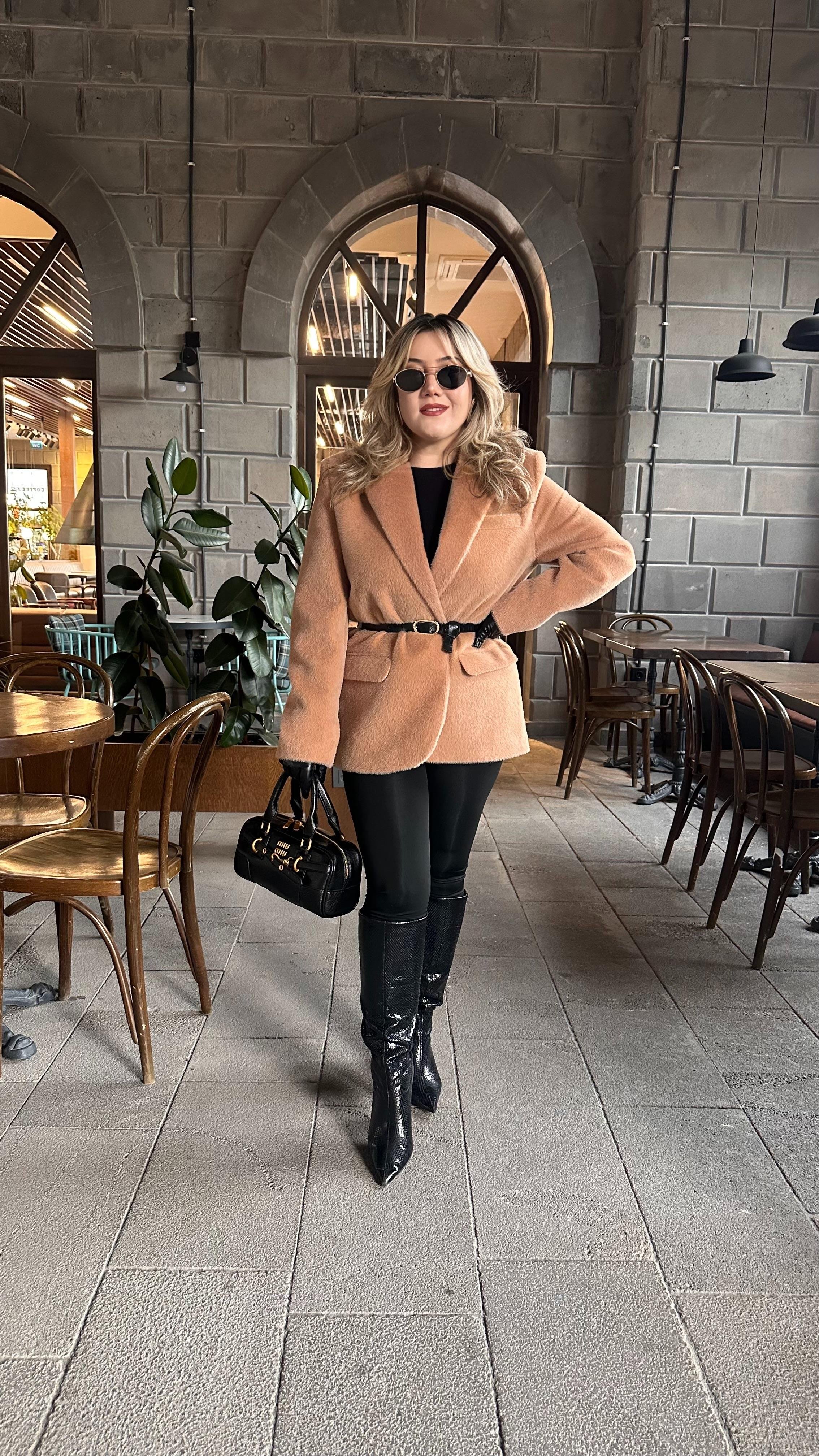 TAY TÜYLÜ KEMERLİ BLAZER CEKET CAMEL