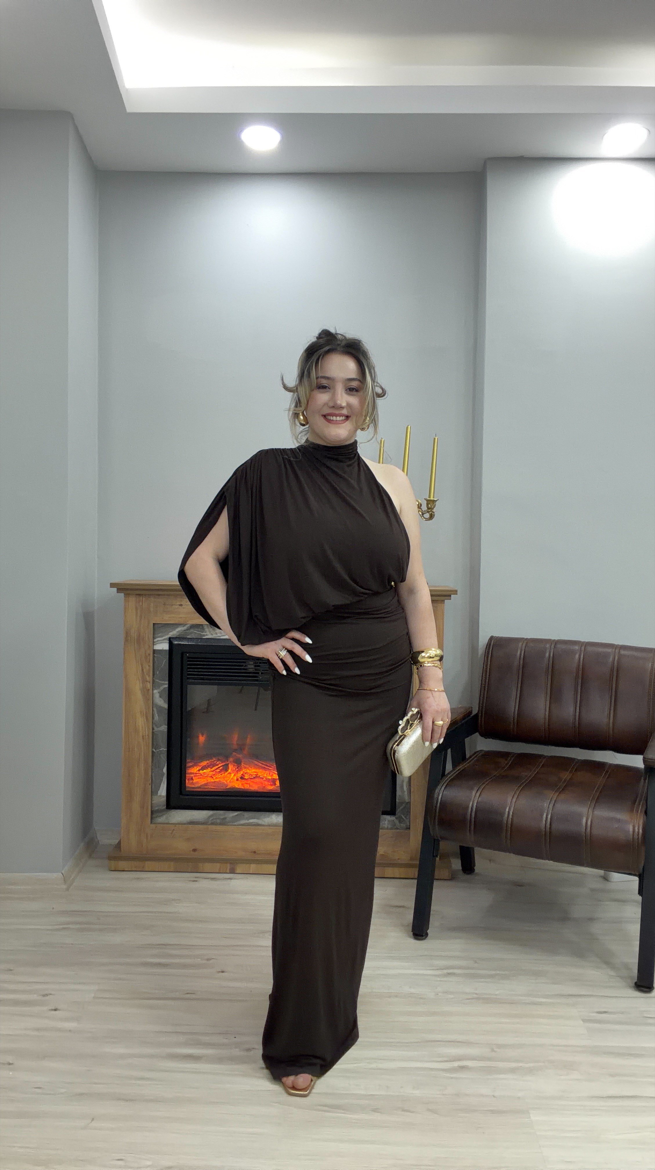 TEK OMUZ DRAPELİ ELBİSE KAHVE