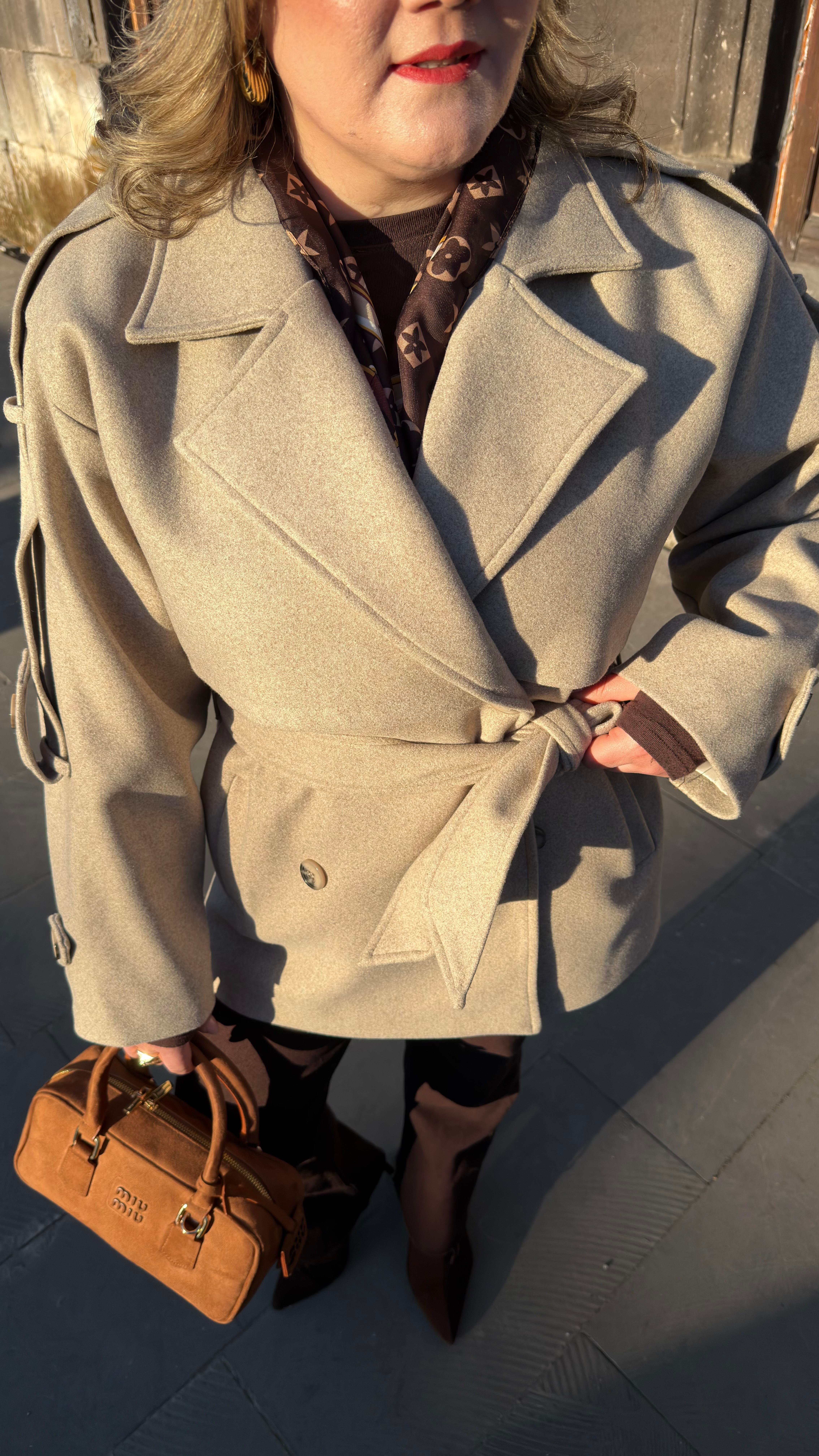 TRENÇ MODEL KISA KAŞE KABAN TAŞ