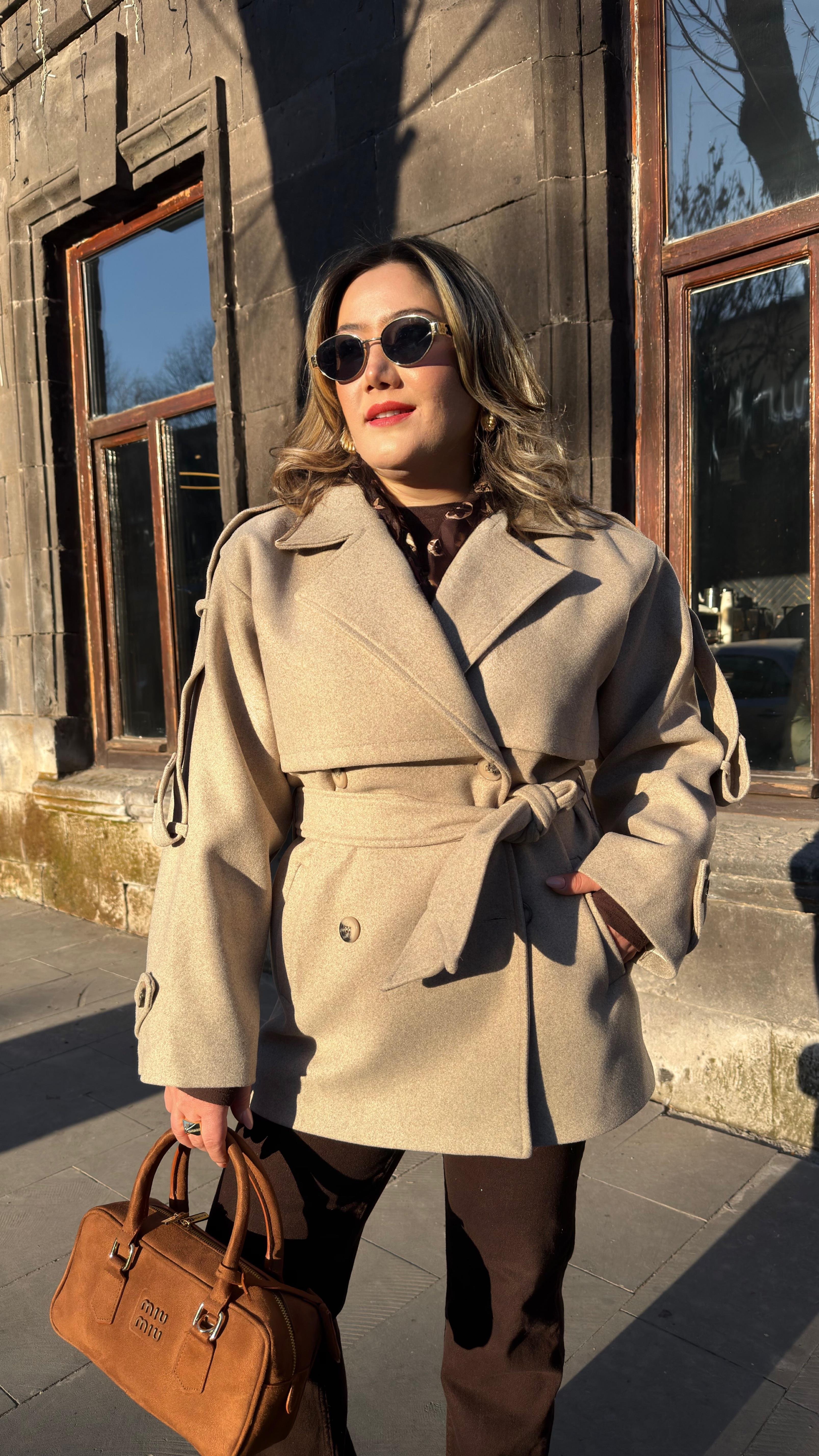 TRENÇ MODEL KISA KAŞE KABAN TAŞ