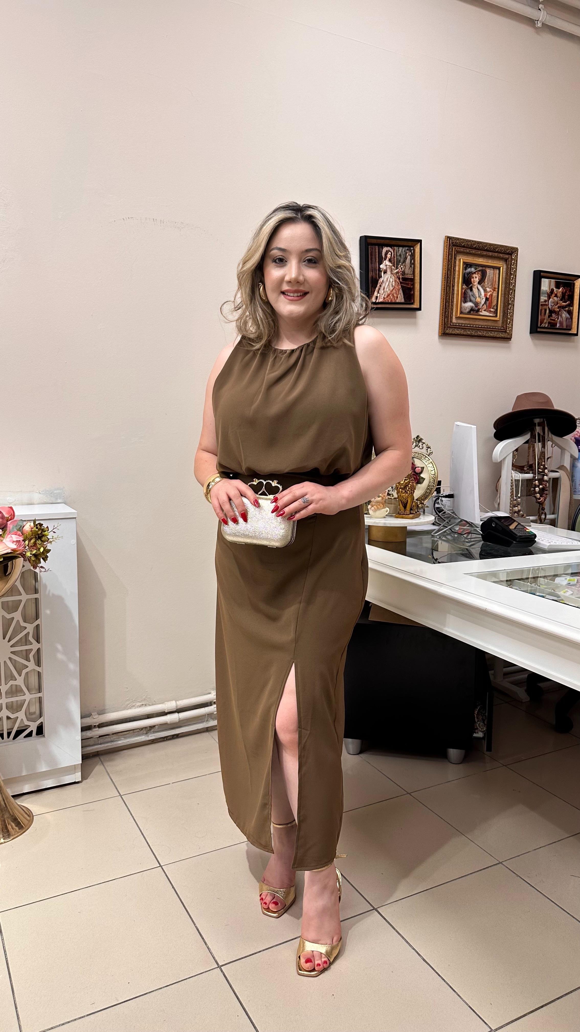 ÜSTÜ DÖKÜMLÜ YAN DRAPELİ YIRTMAÇLI ELBİSE KAHVE