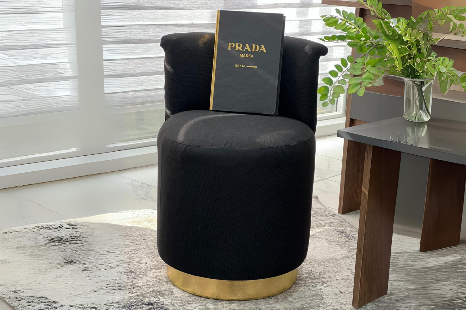 Mono Siyah Gold Puf
