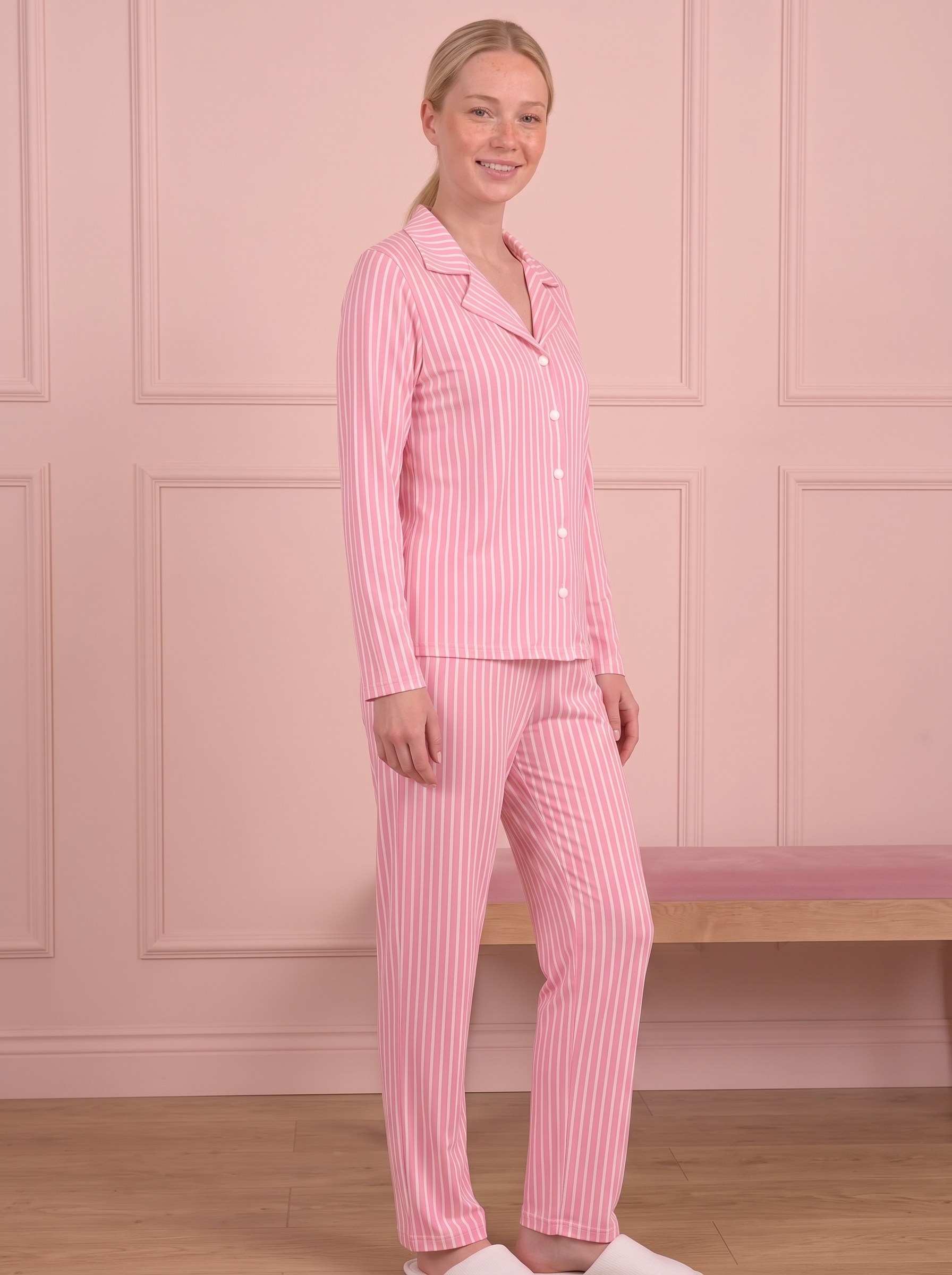 Kadın Dikey Çizgi Desenli Önü Düğmeli Uzun Kol Altı Uzun Milan Kumaş Pijama Takımı