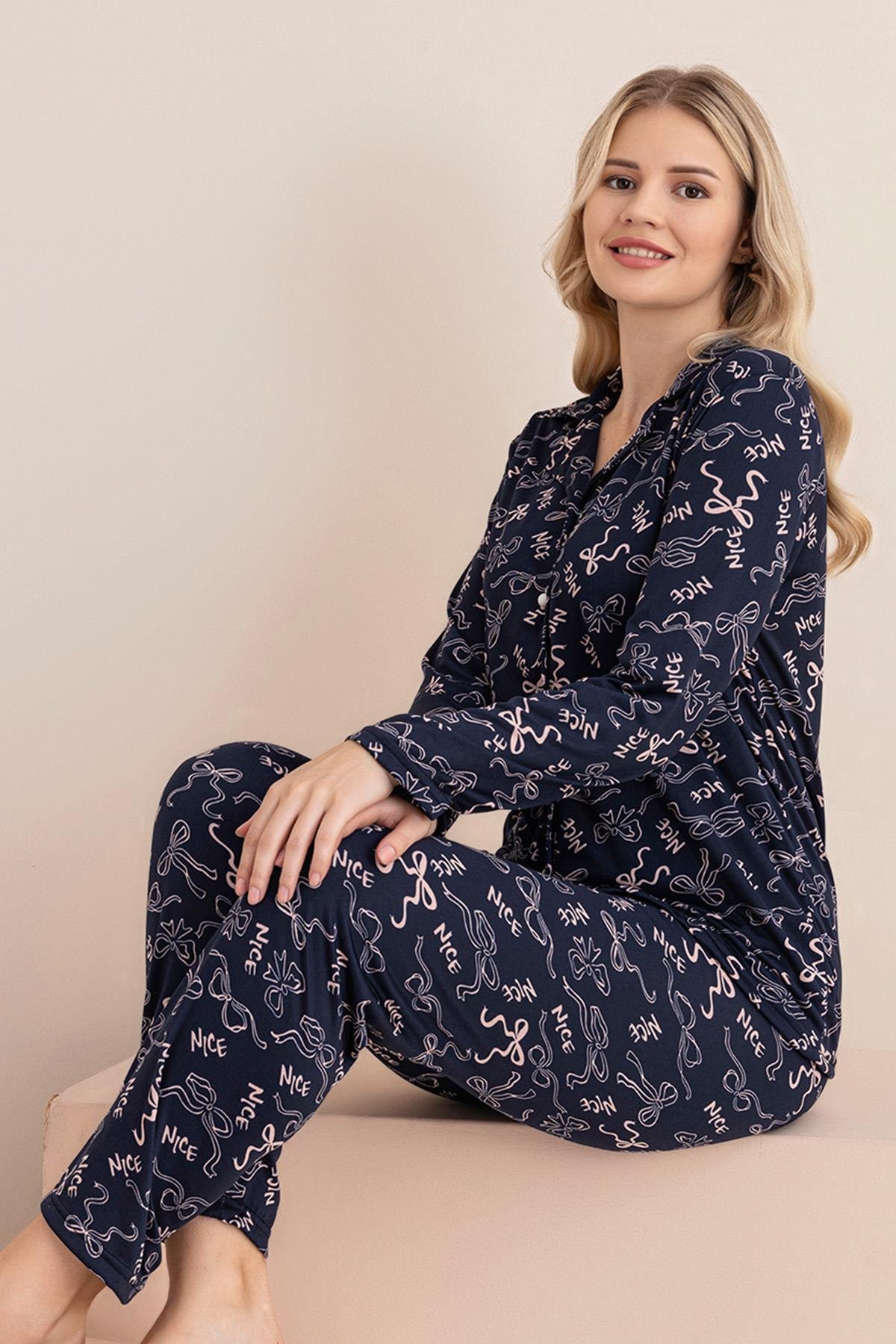 Kadın Fiyonk ve Nice Slogan Desenli Önü Düğmeli Uzun Kol Altı Uzun Milan Kumaş Pijama Takımı