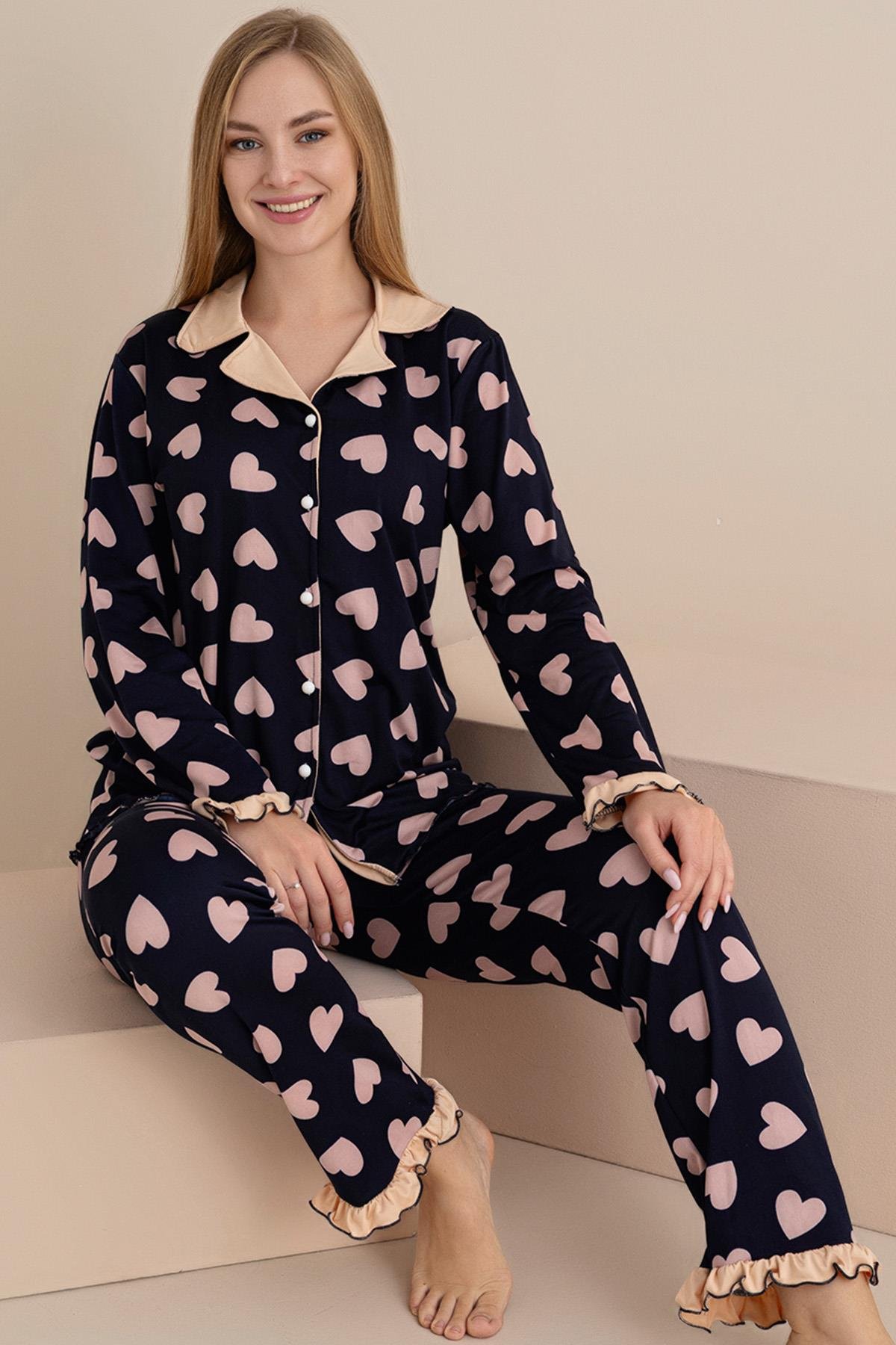 Kadın Kalp Desenli Kol ve Paçası Fırfır Detaylı Önü Düğmeli Uzun Kol Altı Uzun Milan Kumaş Pijama Takımı
