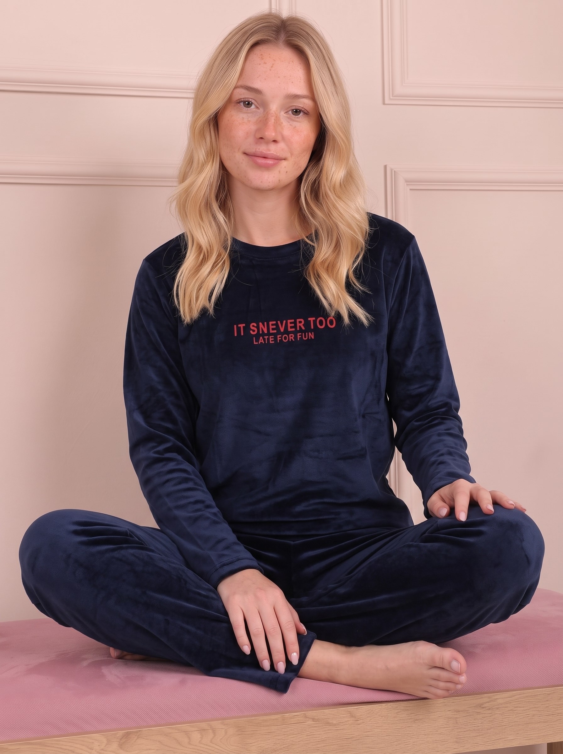 Kadın Sloganlı Uzun Kollu  Kadife Pijama Takımı