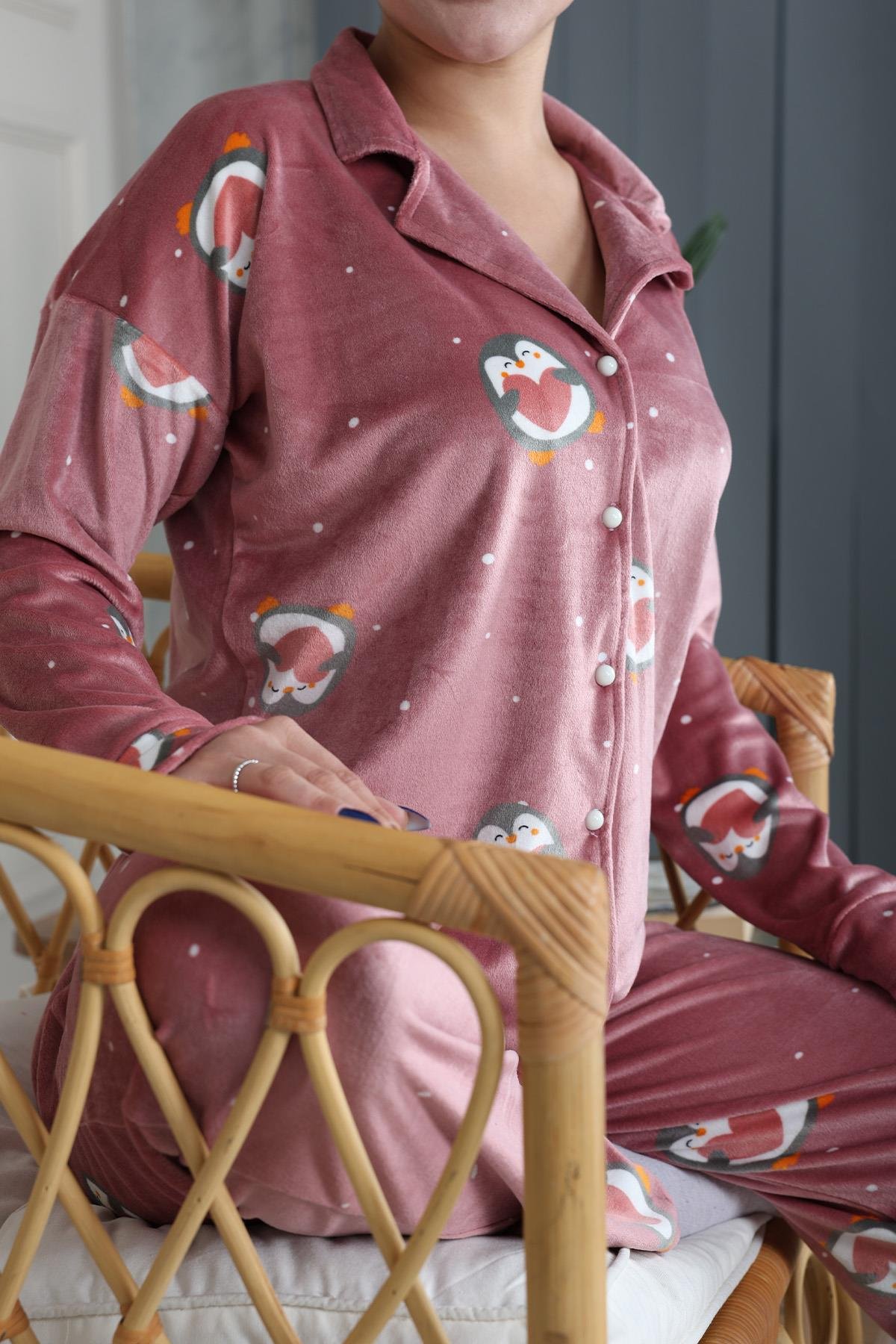 Penguen Desenli Önü Düğmeli Kadife Pijama Takımı GÜL KURUSU