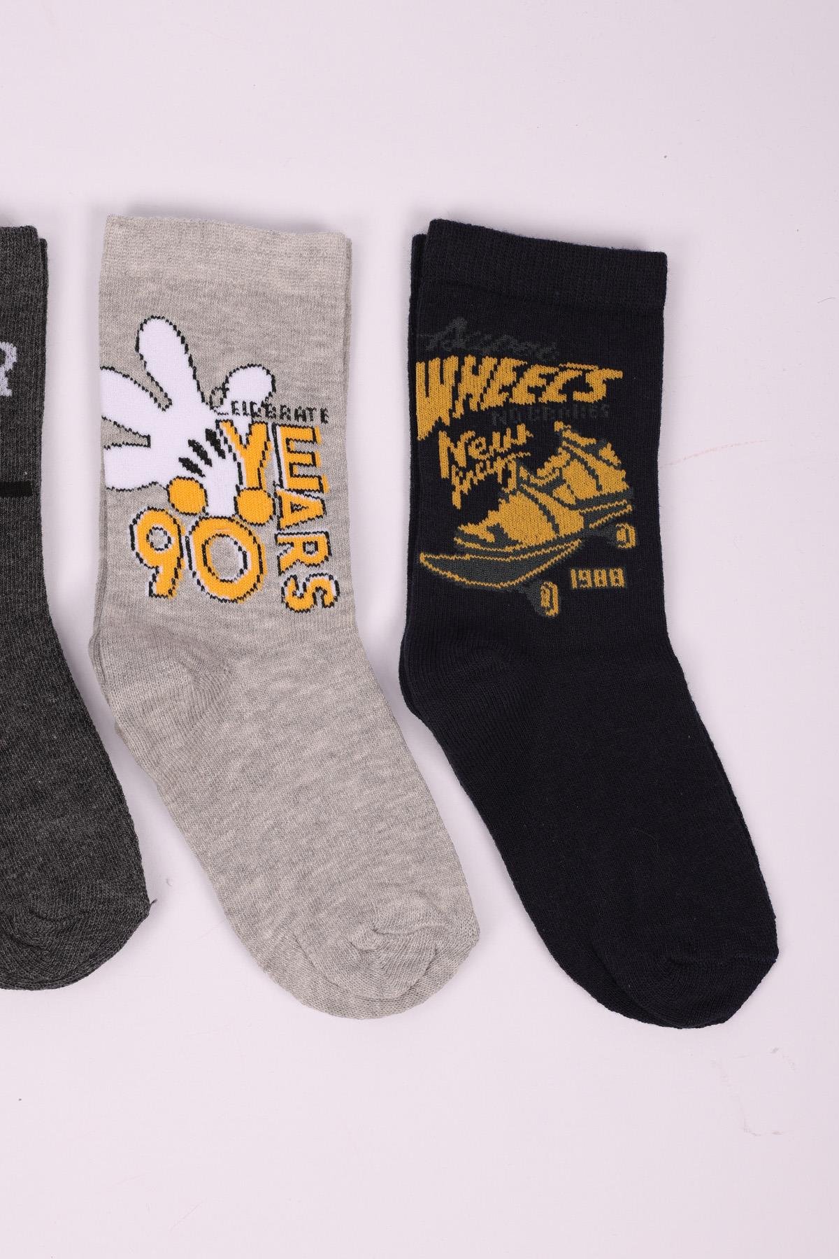 مجموعة من 4 جوارب للأولاد مع نص شعار ASORTI