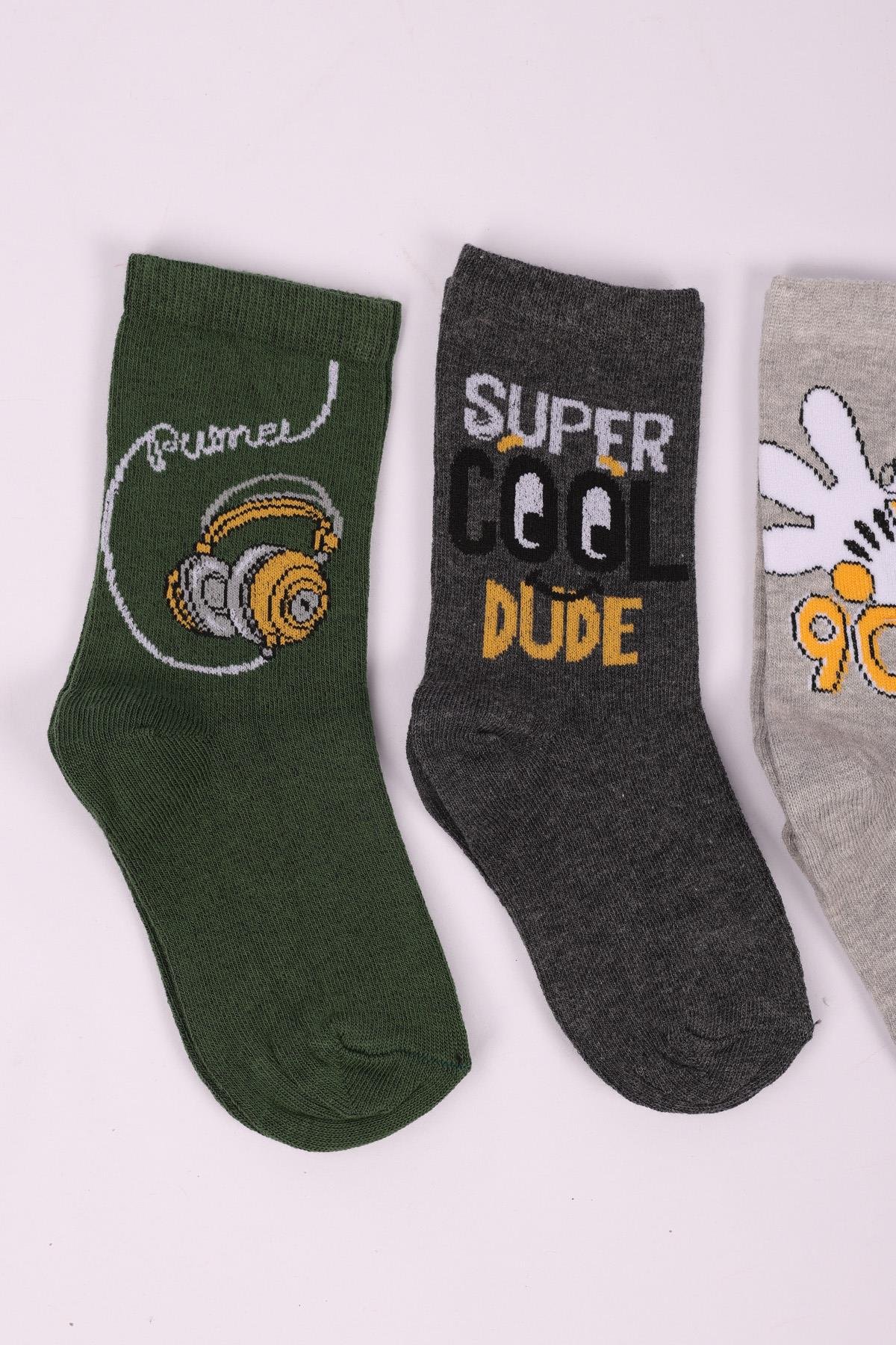 مجموعة من 4 جوارب للأولاد مع نص شعار ASORTI