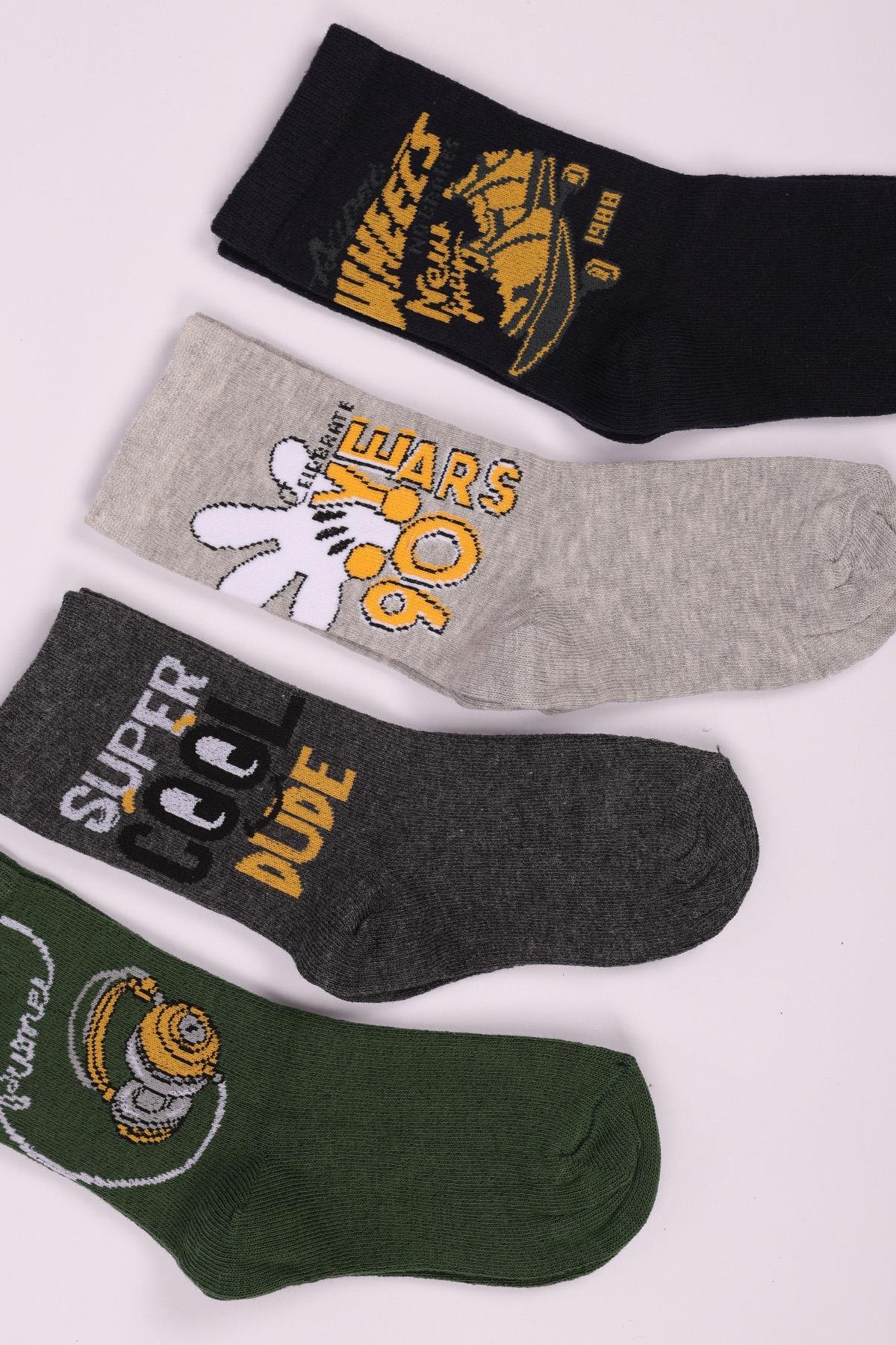 مجموعة من 4 جوارب للأولاد مع نص شعار ASORTI