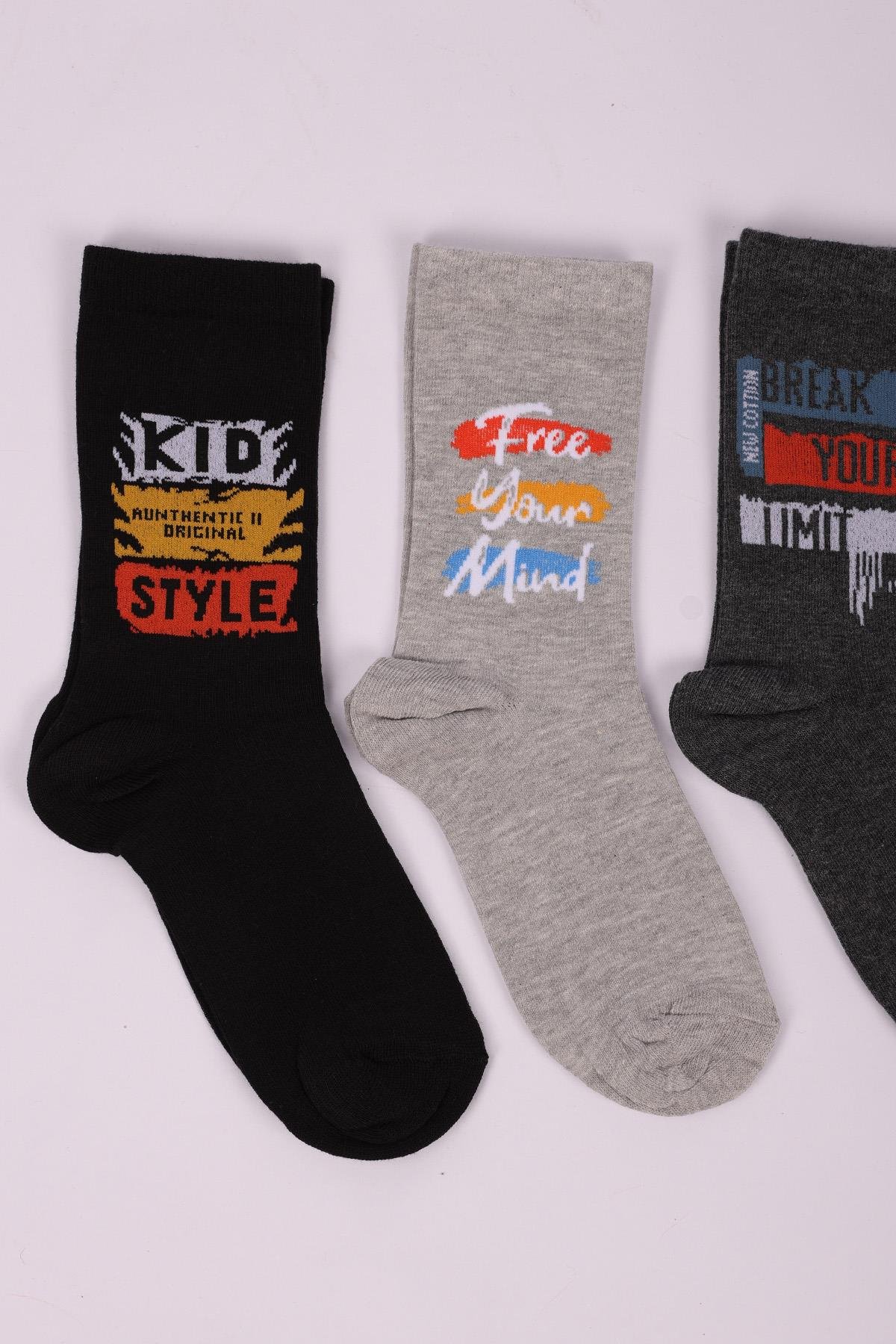 مجموعة من 4 جوارب للأولاد مع نص شعار ASORTI