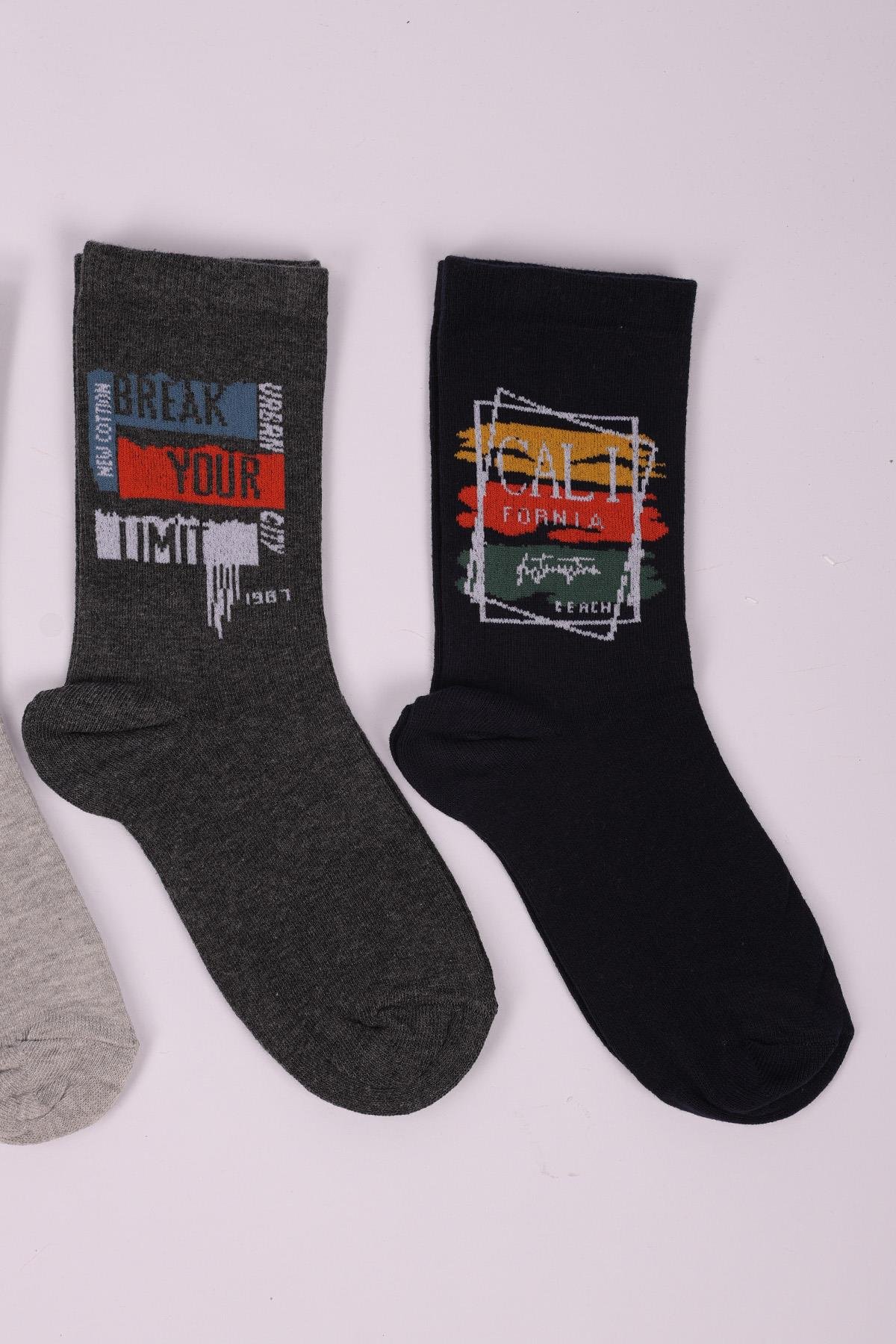 مجموعة من 4 جوارب للأولاد مع نص شعار ASORTI