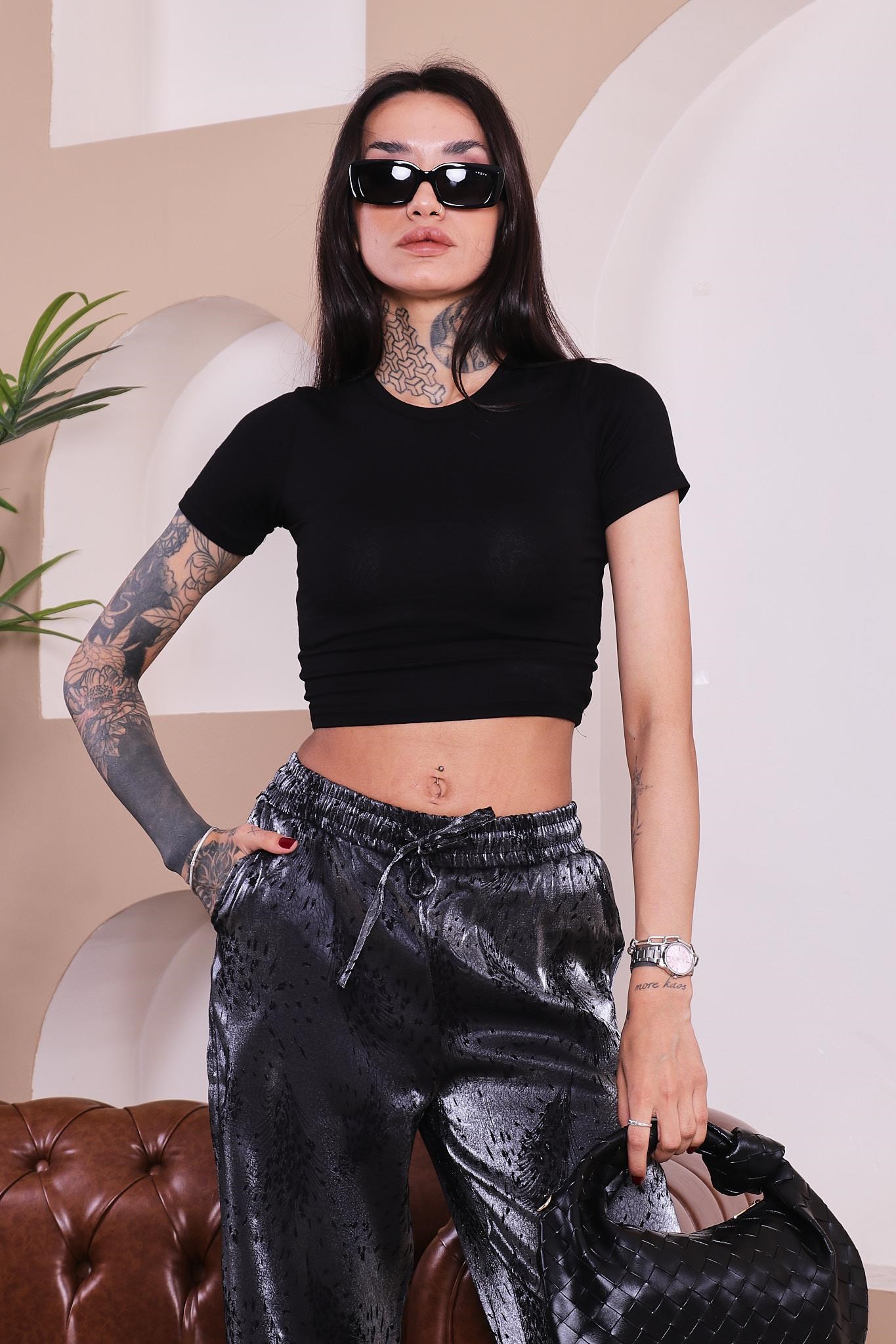 Bisiklet Yaka Pamuklu Likralı Crop T-shirt