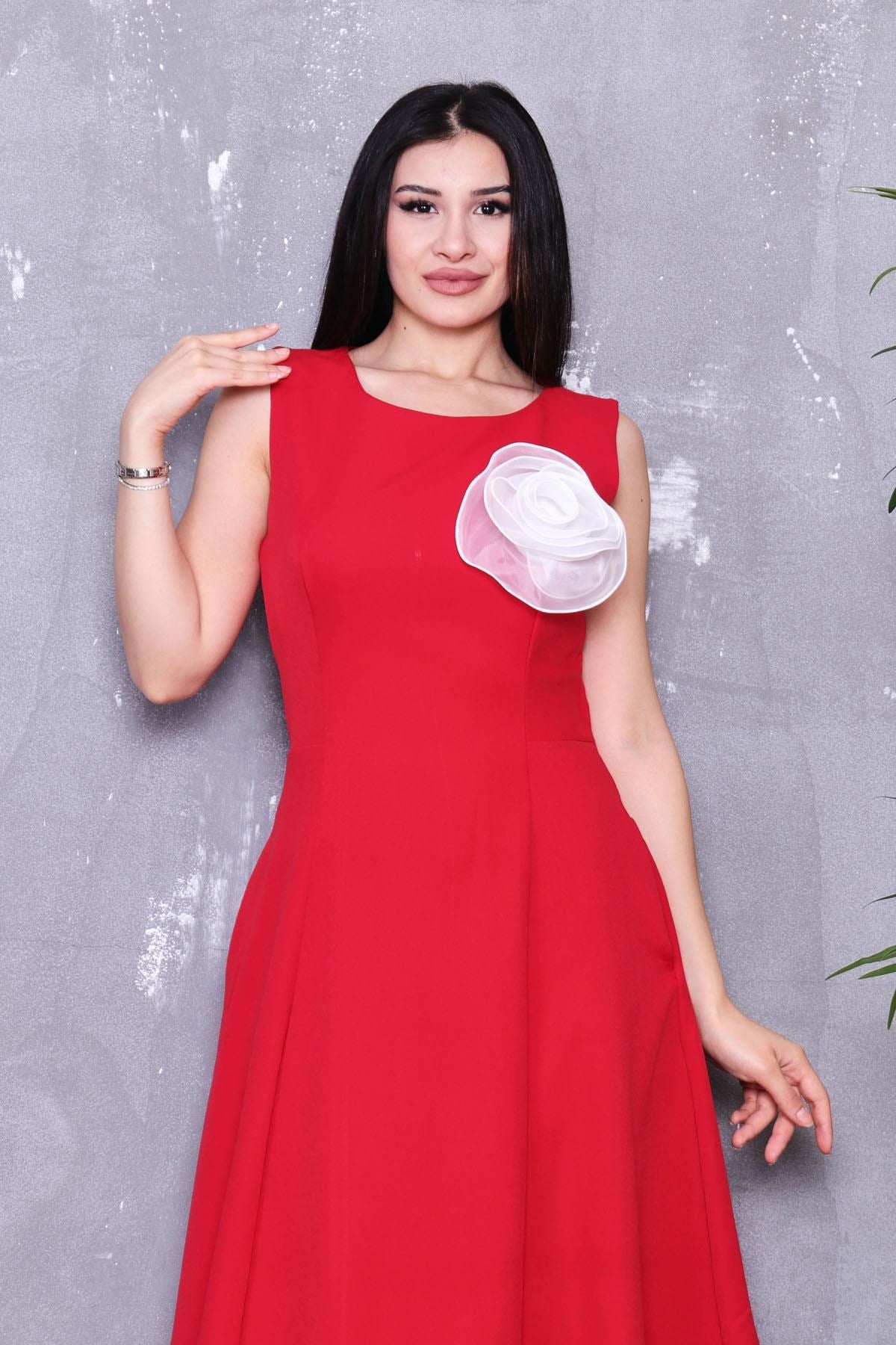 Gül Broşlu Elbise