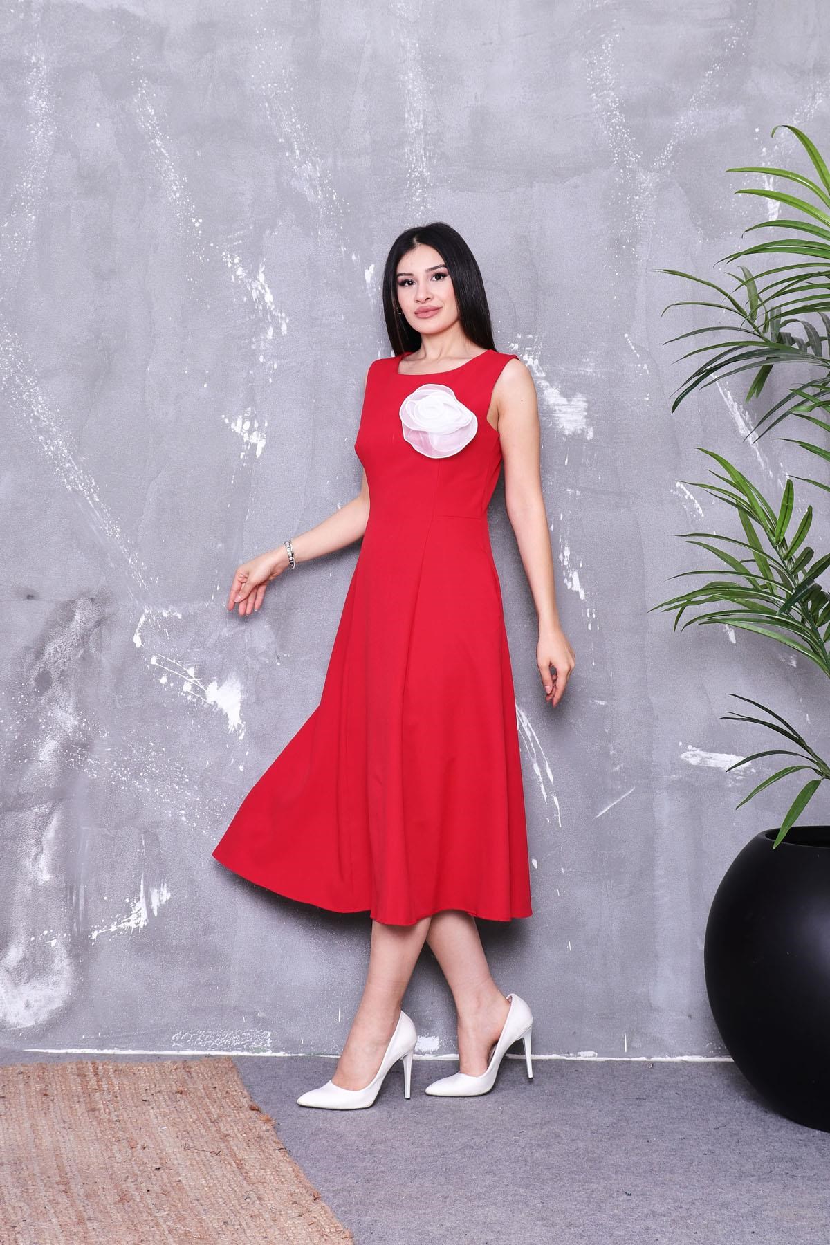 Gül Broşlu Elbise