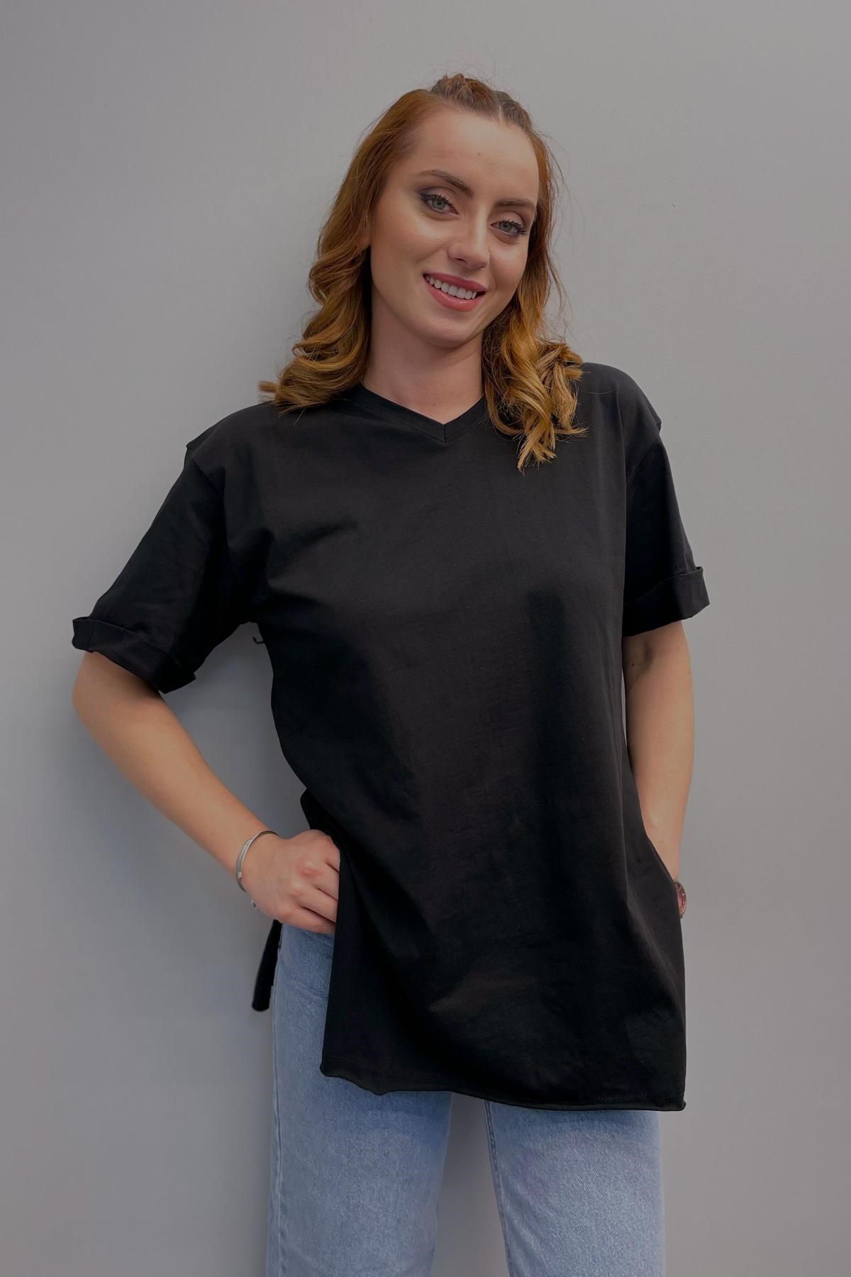 Kadın V Yaka Yırtmaçlı Basic T-Shirt Siyah