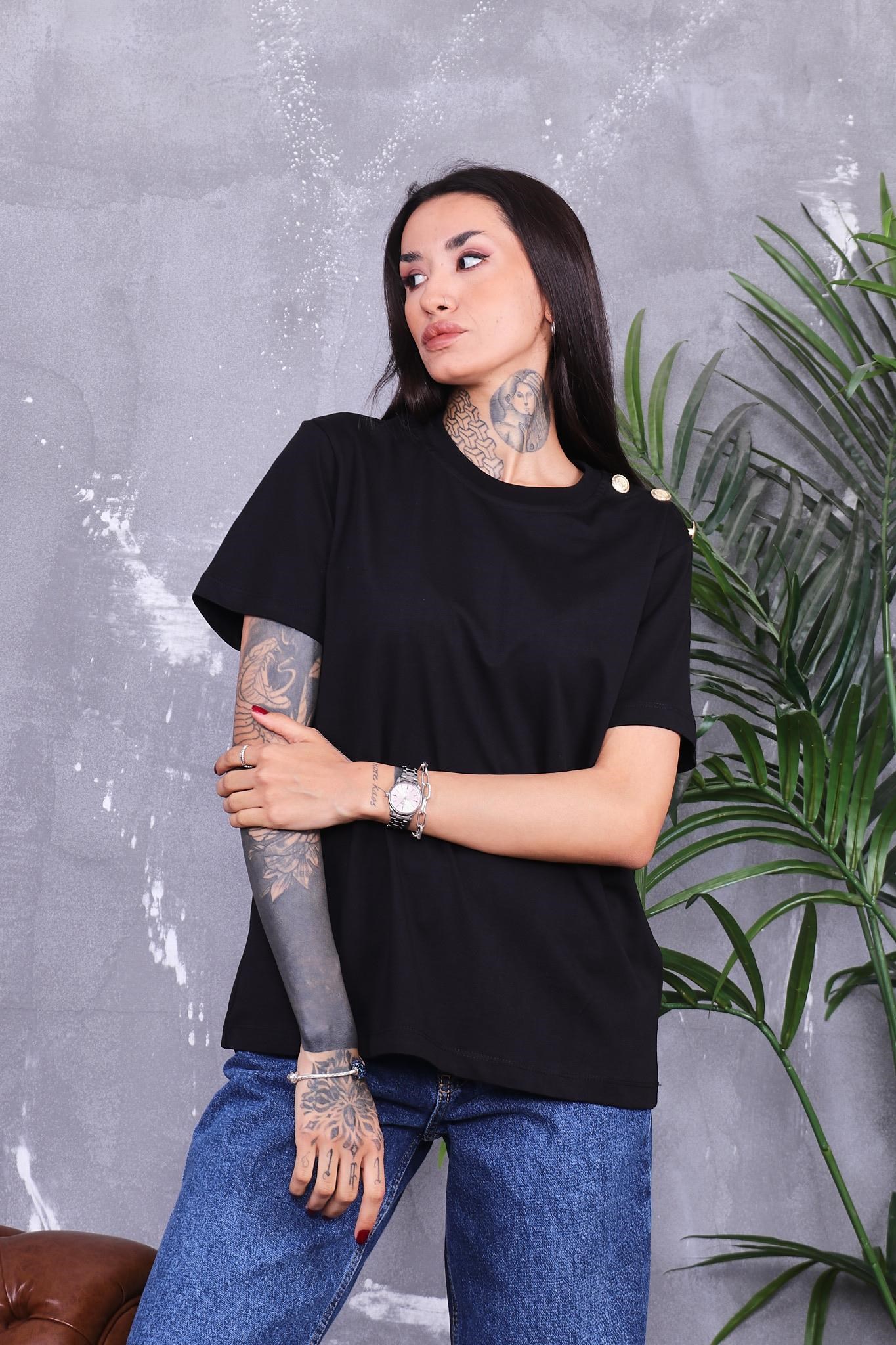 Omuzu Düğme Detaylı Pamuklu Basıc T-shirt