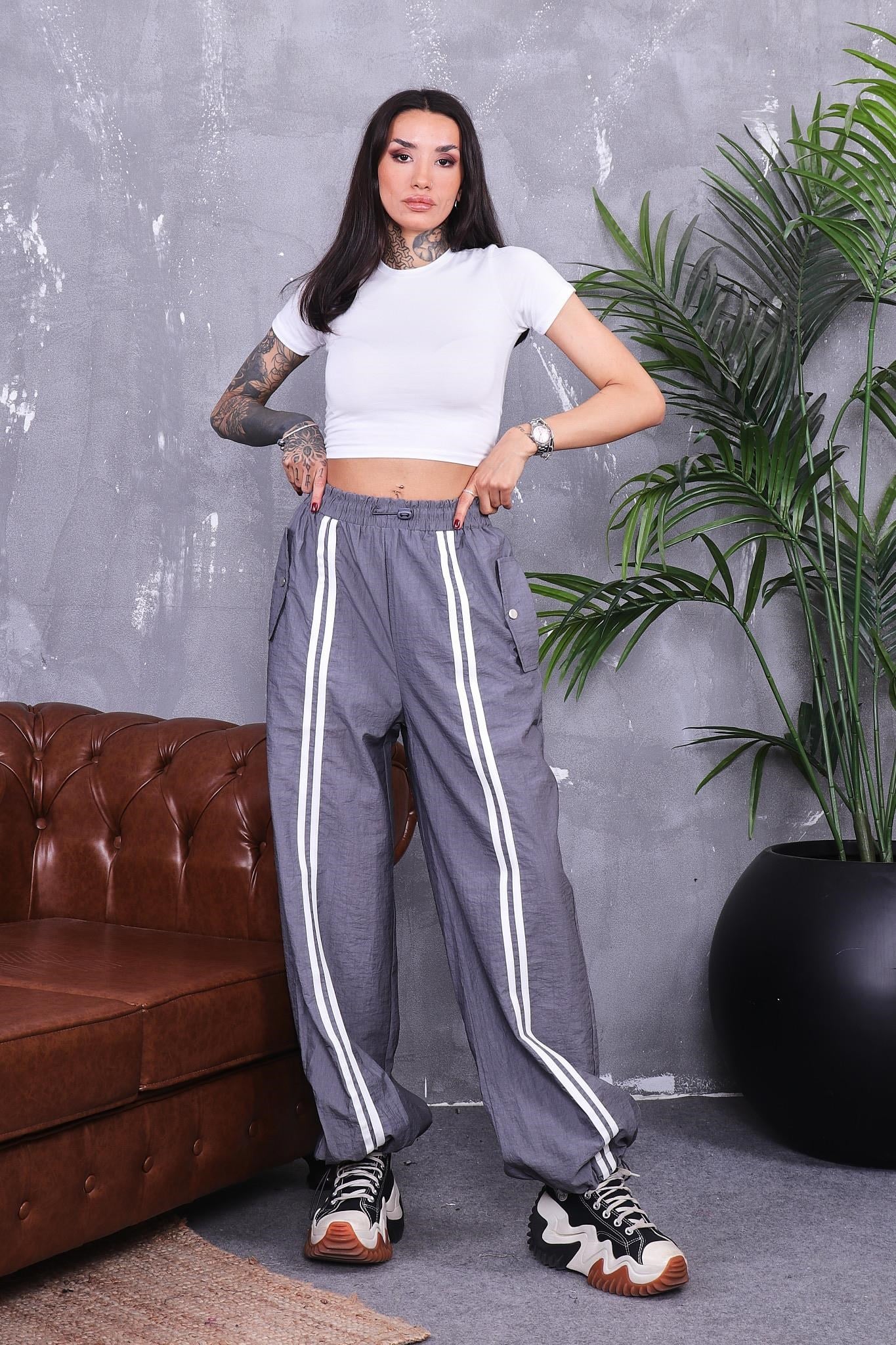 Önü Şerit Detaylı Paraşüt Kumaş Pantolon