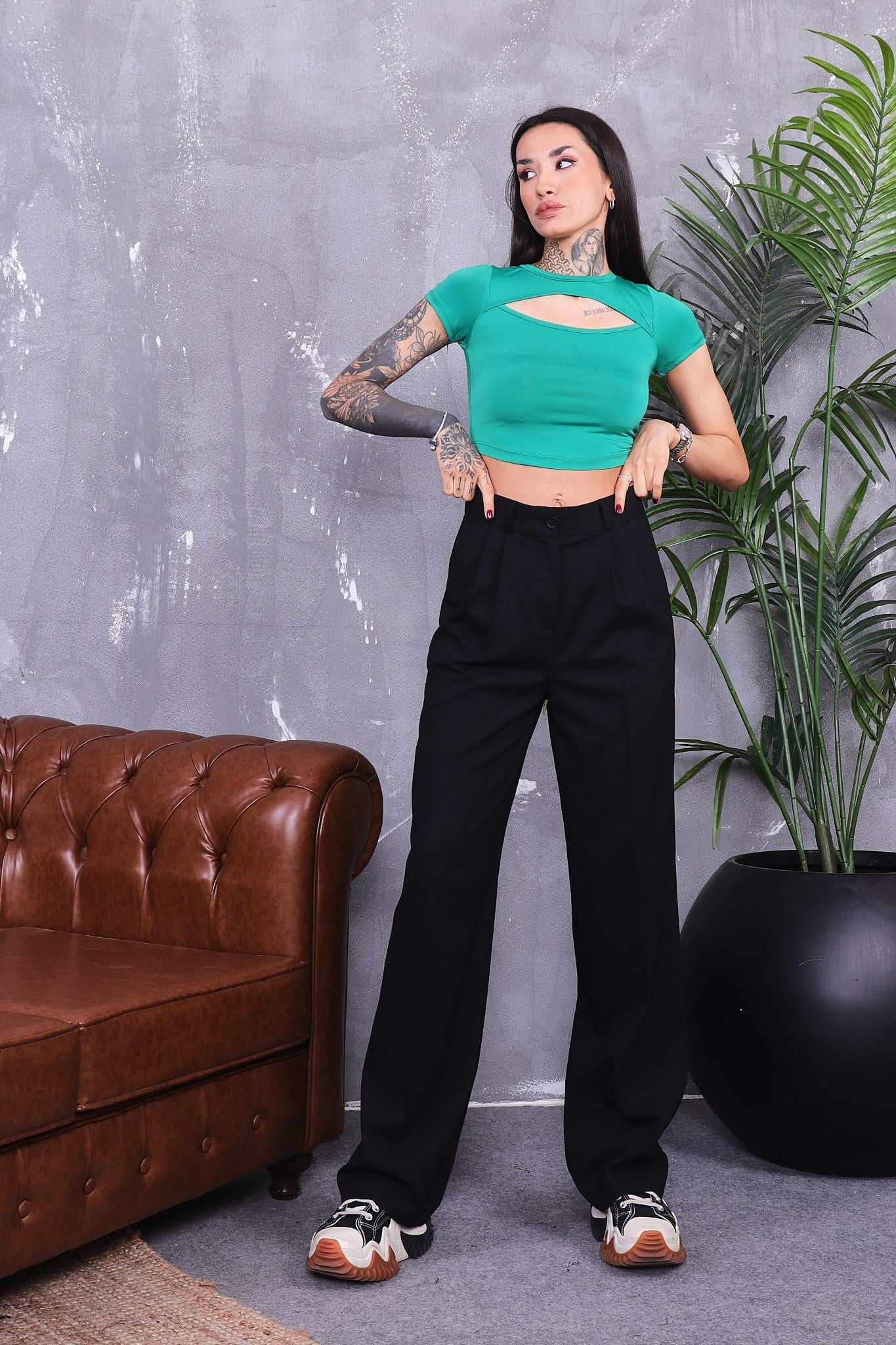 Yakası Pencere Dekolteli Crop Bluz