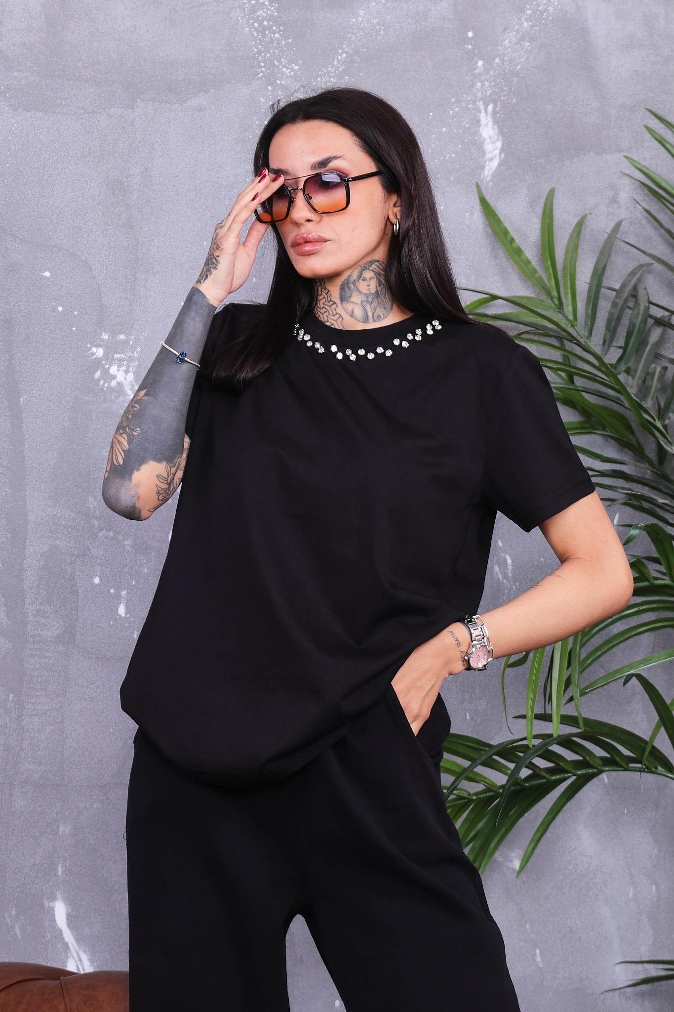 Yakası Taş Çakımlı Pamuklu Basıc T-shirt