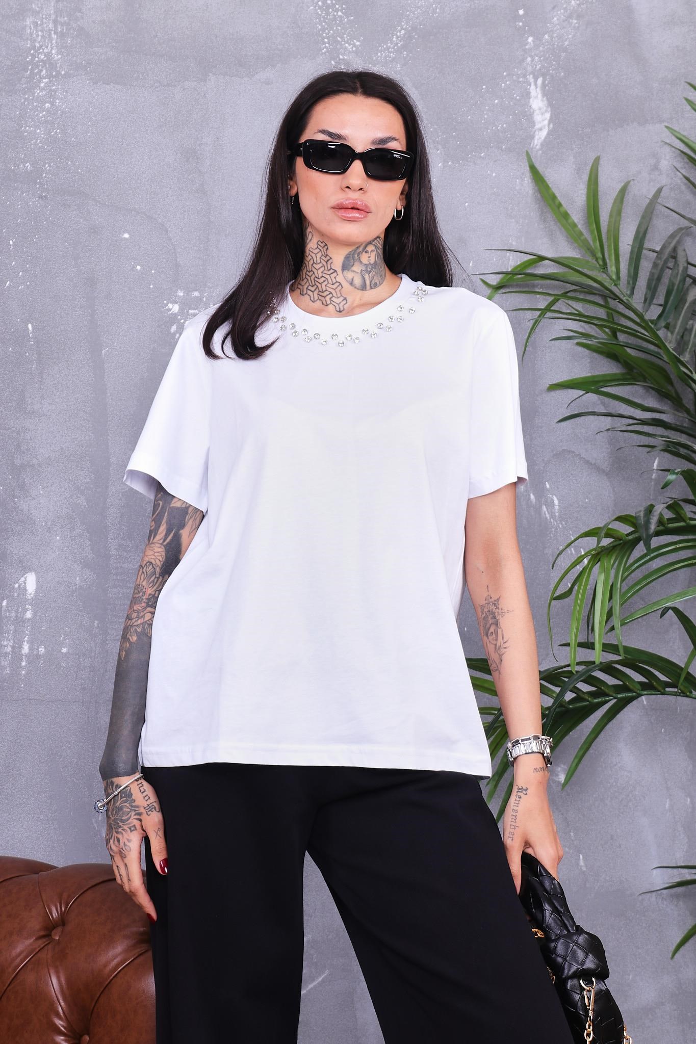 Yakası Taş Çakımlı Pamuklu Basıc T-shirt