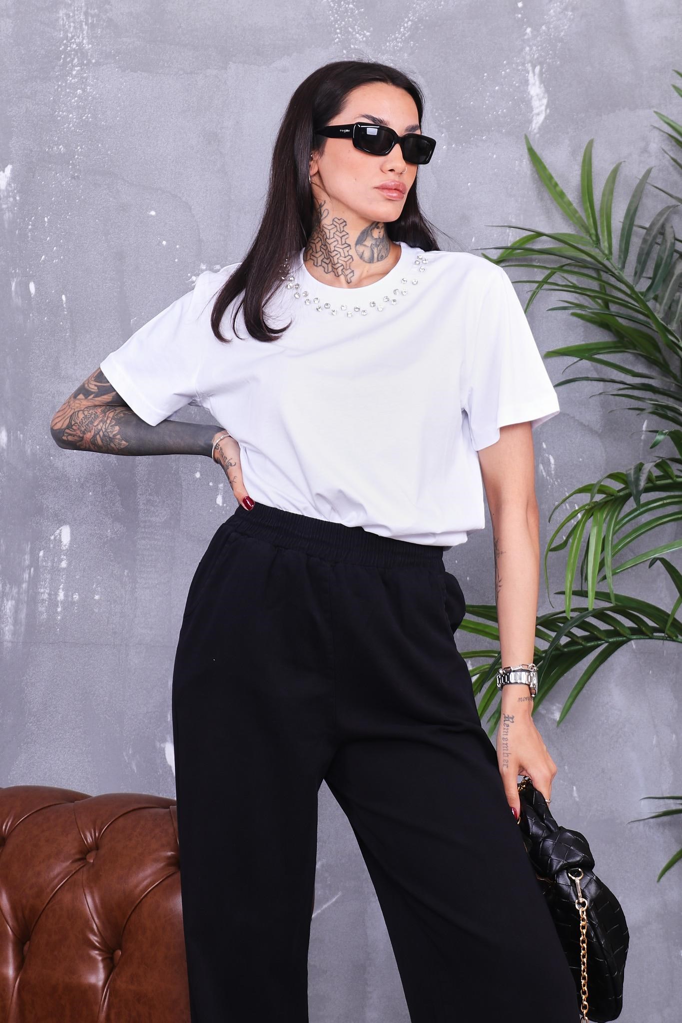 Yakası Taş Çakımlı Pamuklu Basıc T-shirt