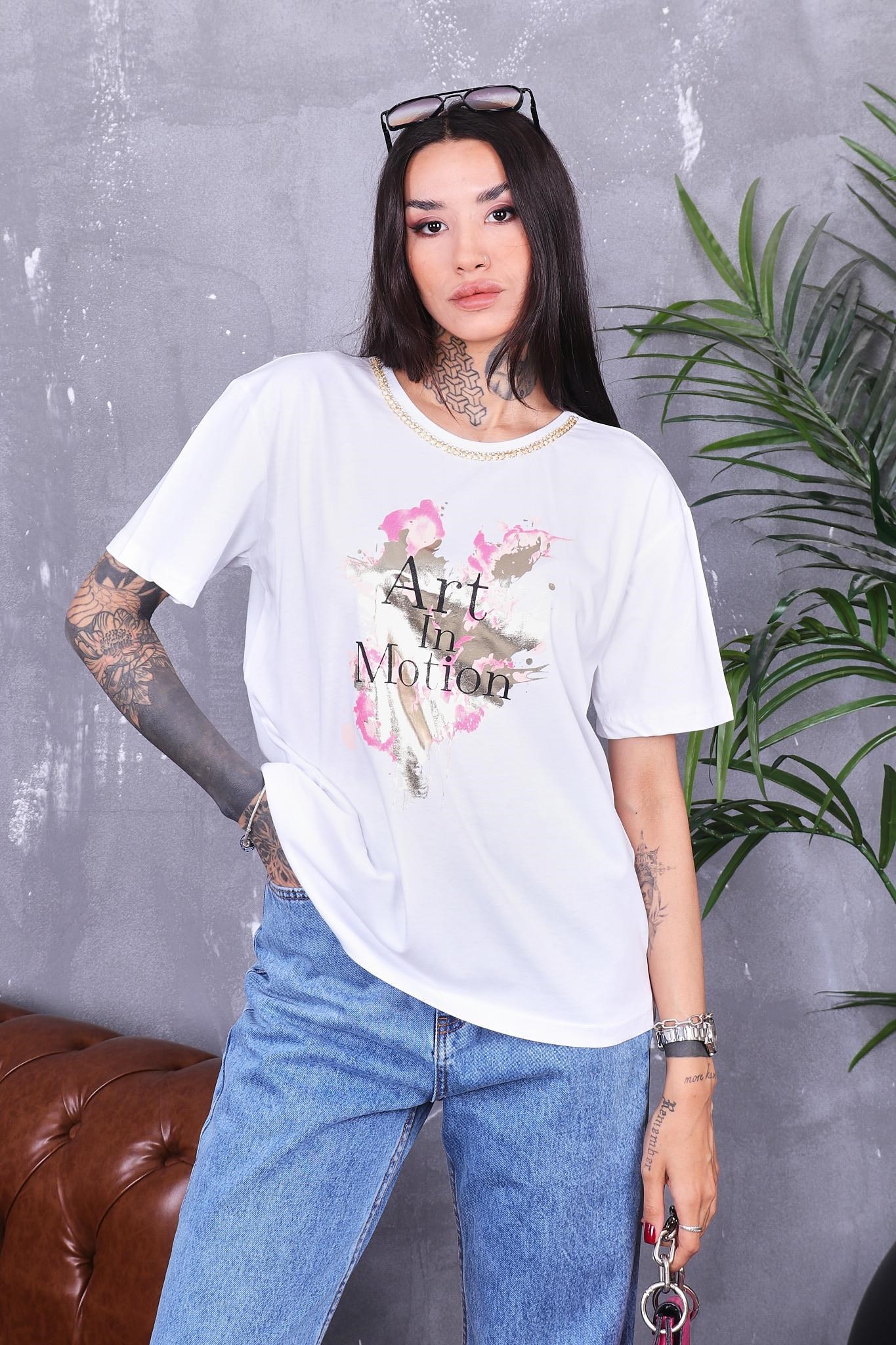 Yakası Zincir Detaylı Parlak Baskılı Tshirt