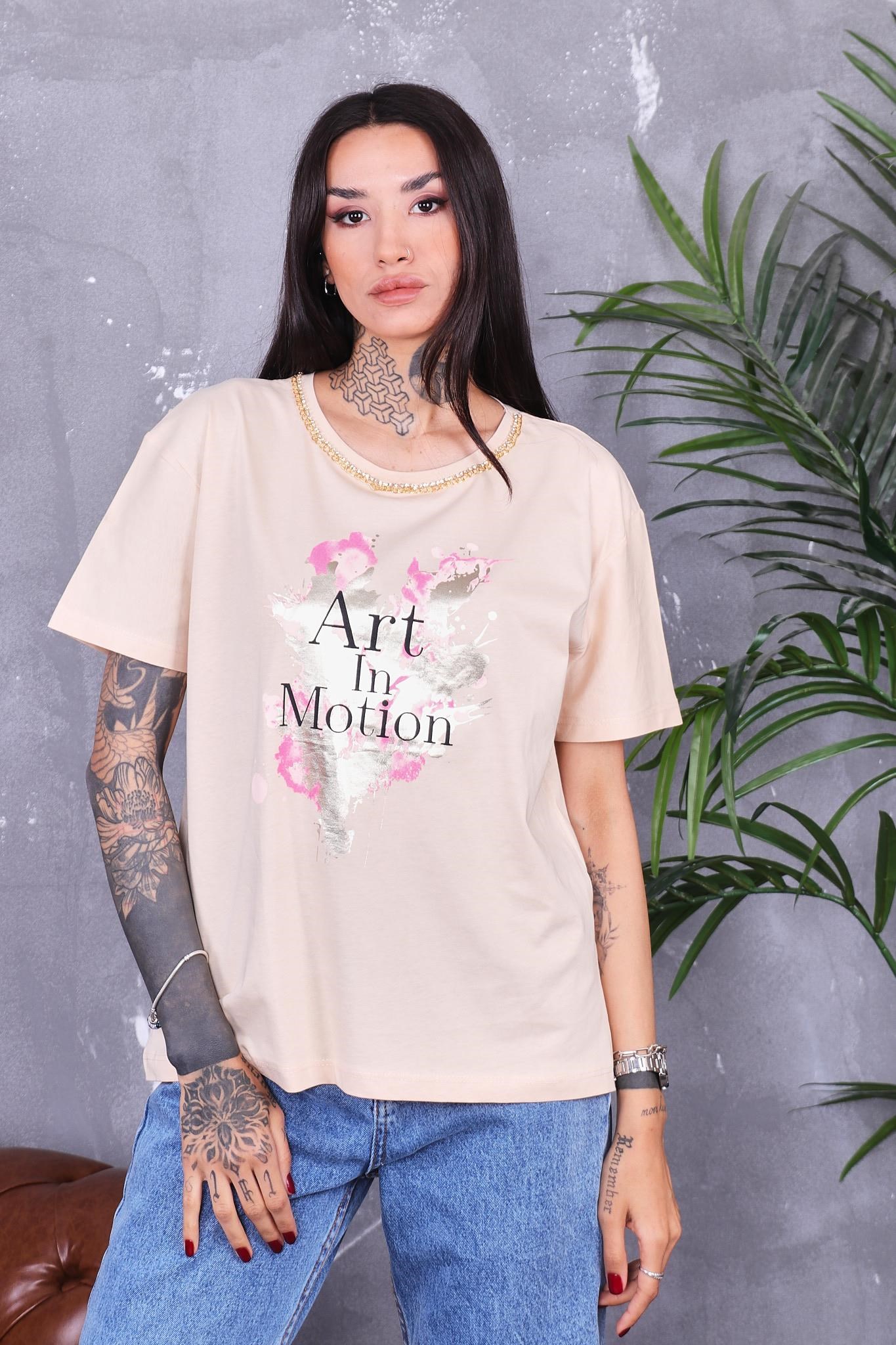 Yakası Zincir Detaylı Parlak Baskılı Tshirt