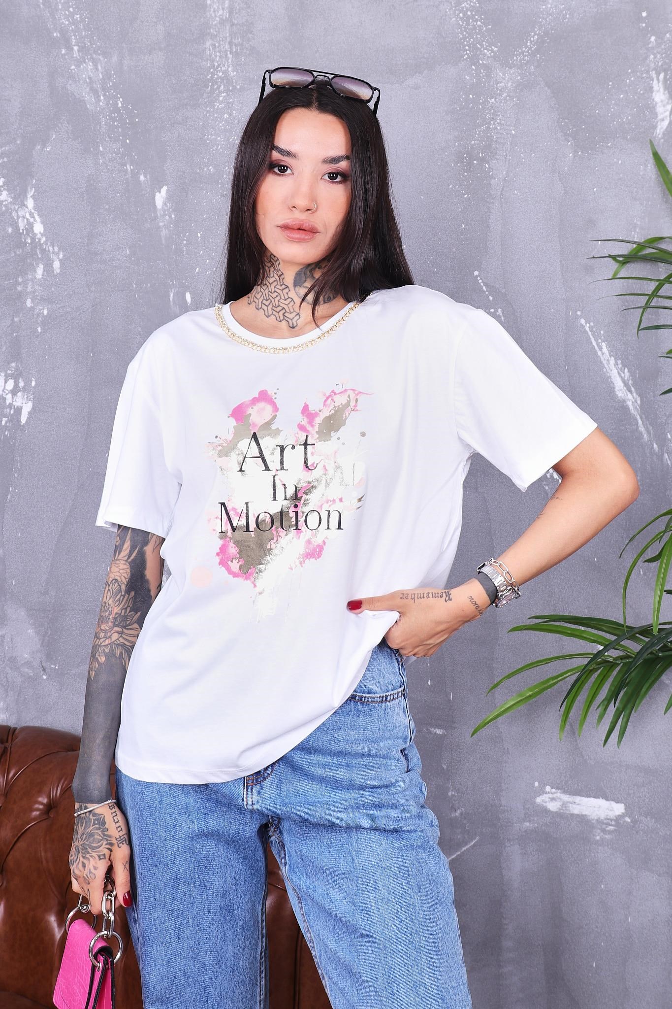 Yakası Zincir Detaylı Parlak Baskılı Tshirt