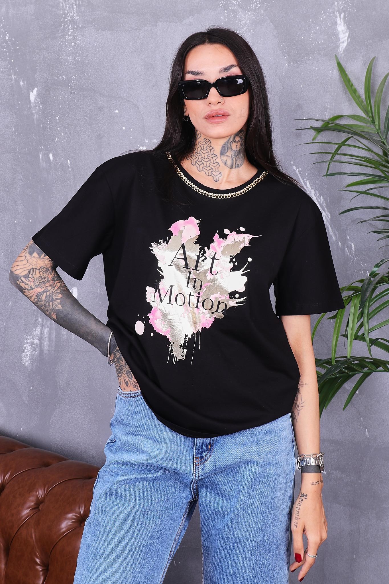 Yakası Zincir Detaylı Parlak Baskılı Tshirt