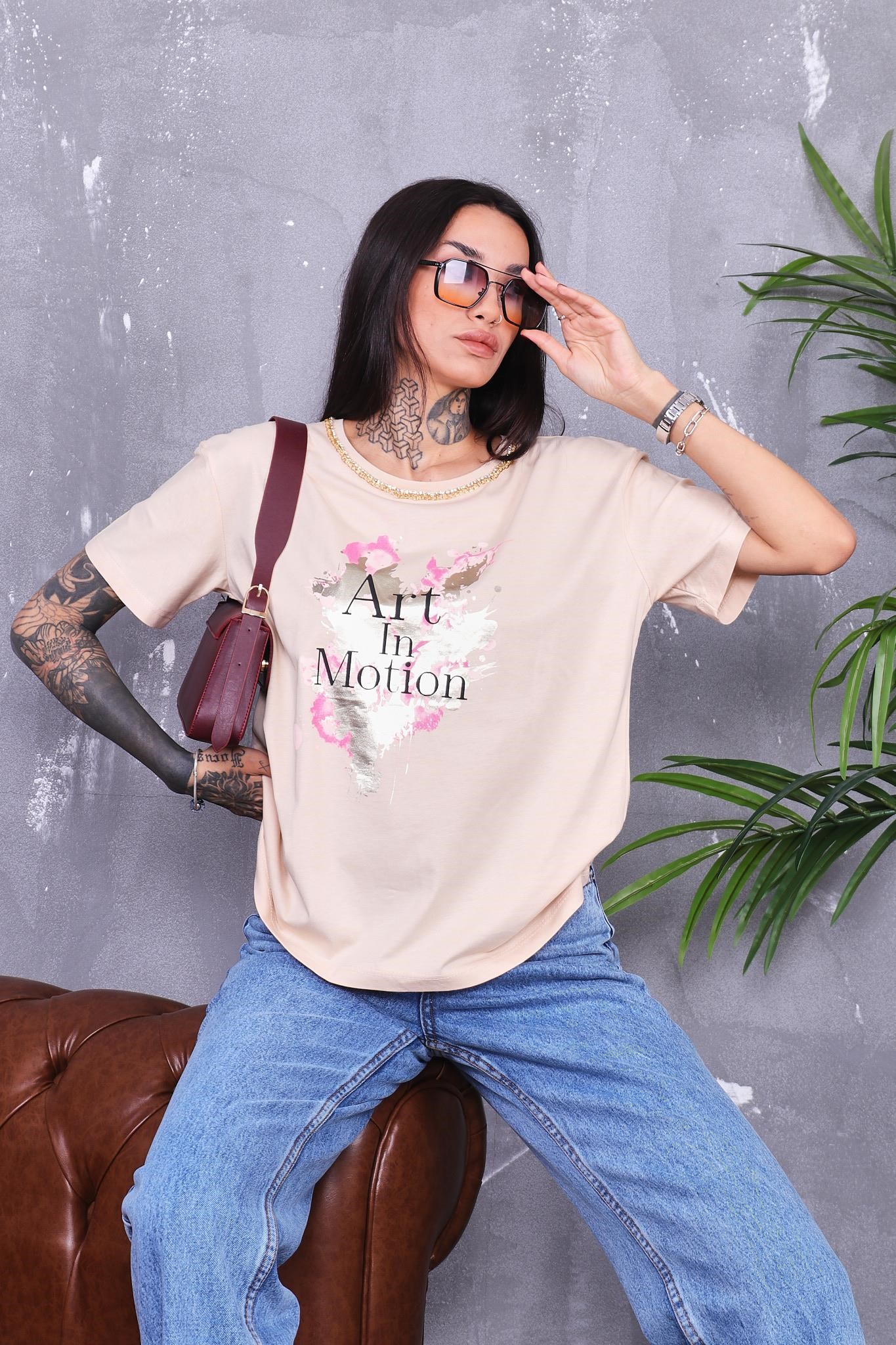 Yakası Zincir Detaylı Parlak Baskılı Tshirt