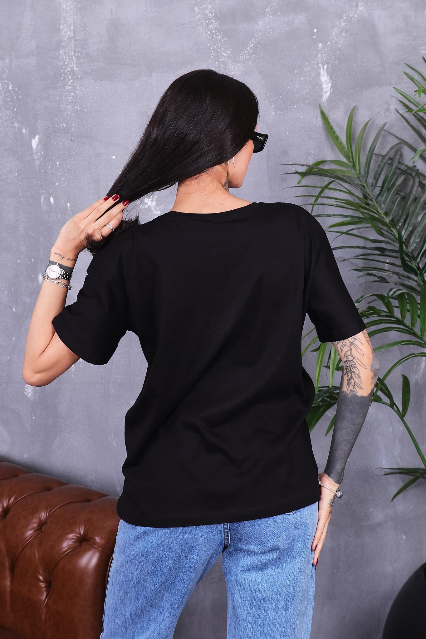 Yakası Zincir Detaylı Parlak Baskılı Tshirt