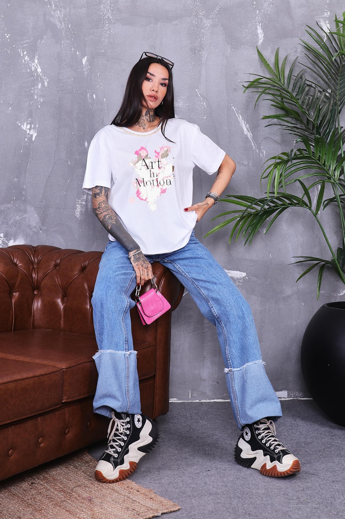 Yakası Zincir Detaylı Parlak Baskılı Tshirt
