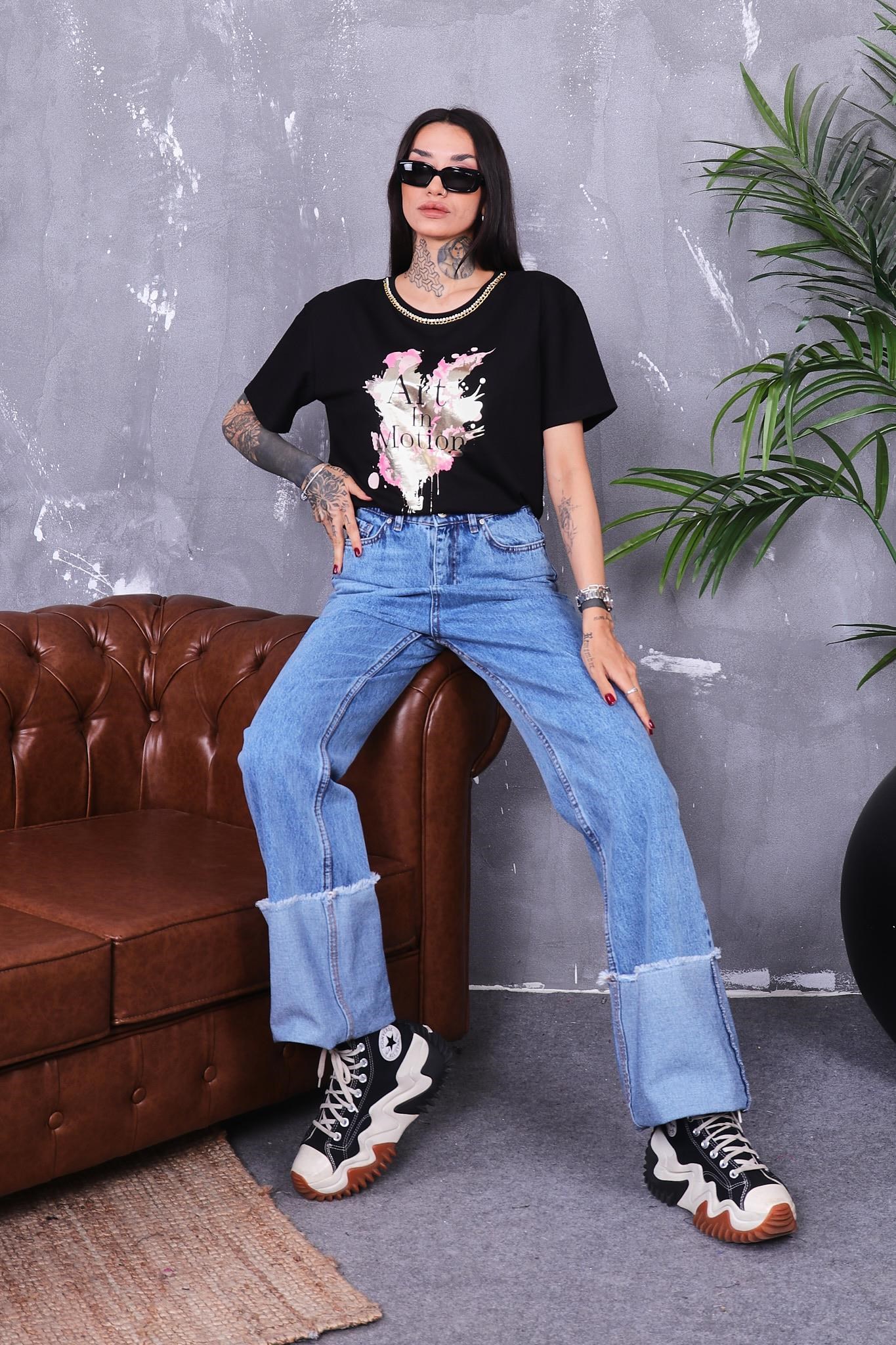 Yakası Zincir Detaylı Parlak Baskılı Tshirt