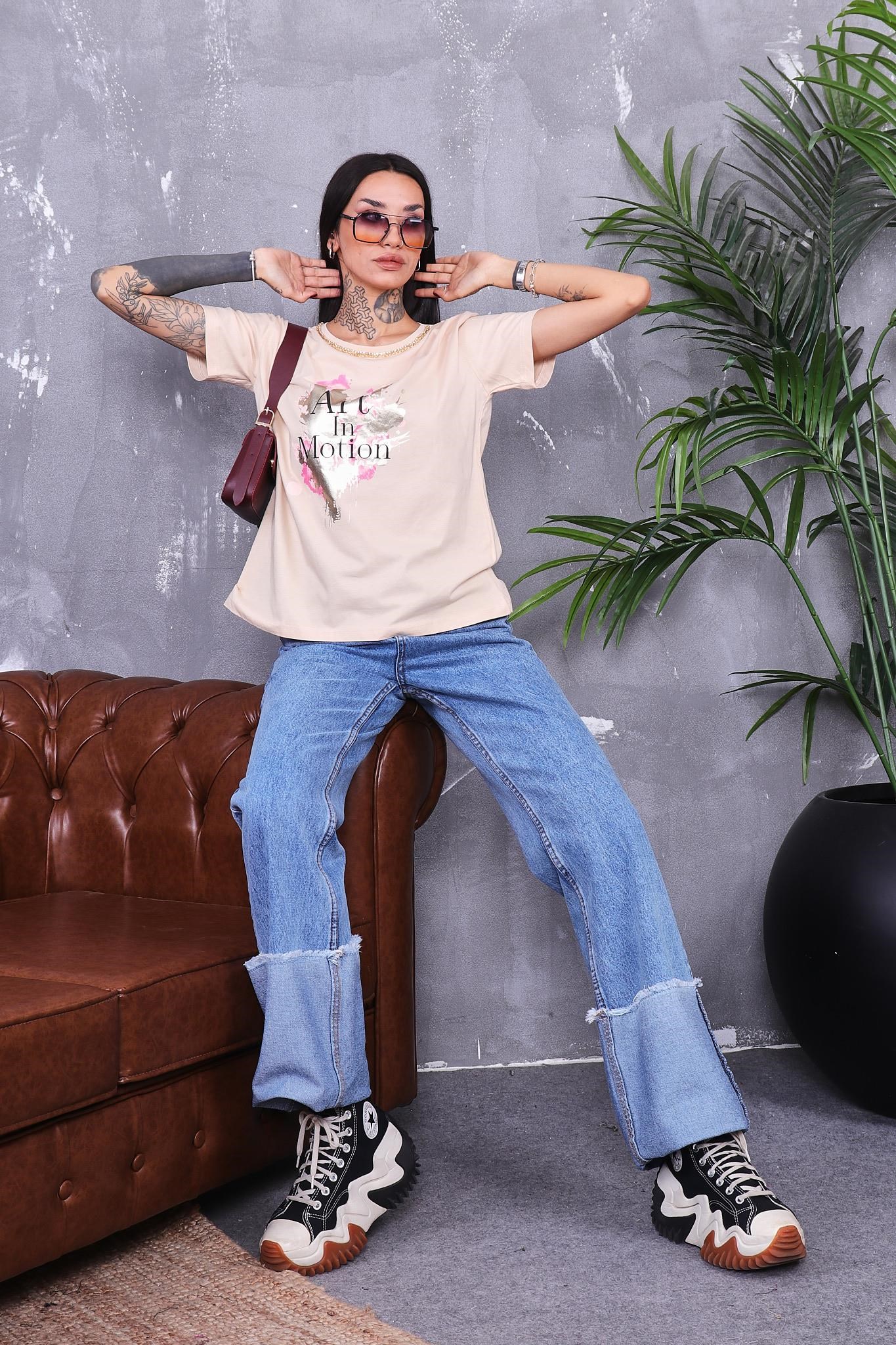 Yakası Zincir Detaylı Parlak Baskılı Tshirt