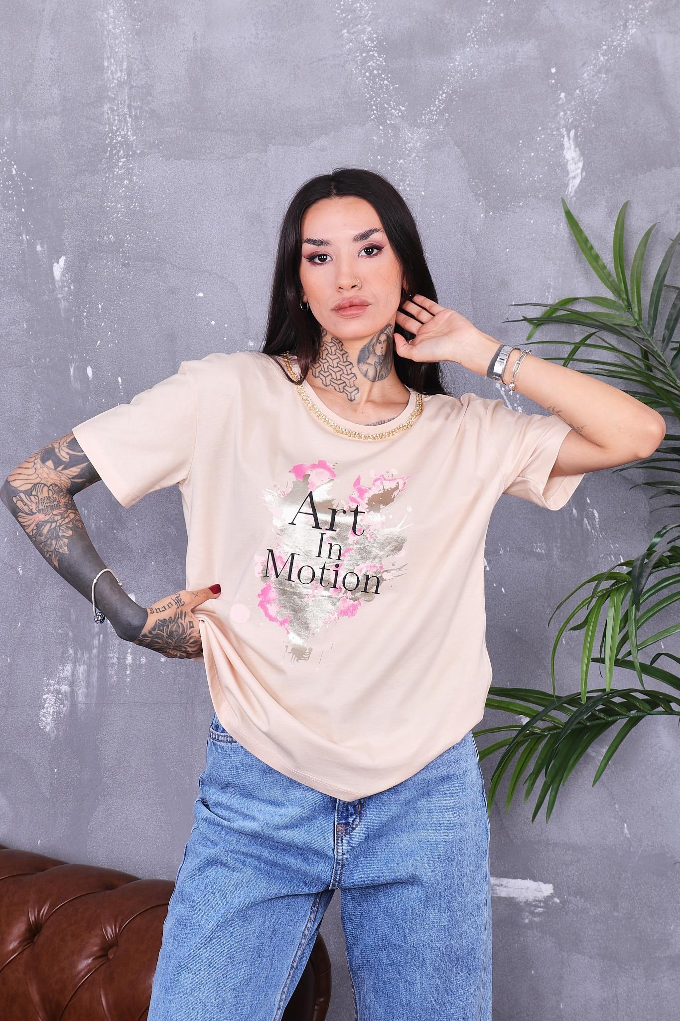 Yakası Zincir Detaylı Parlak Baskılı Tshirt