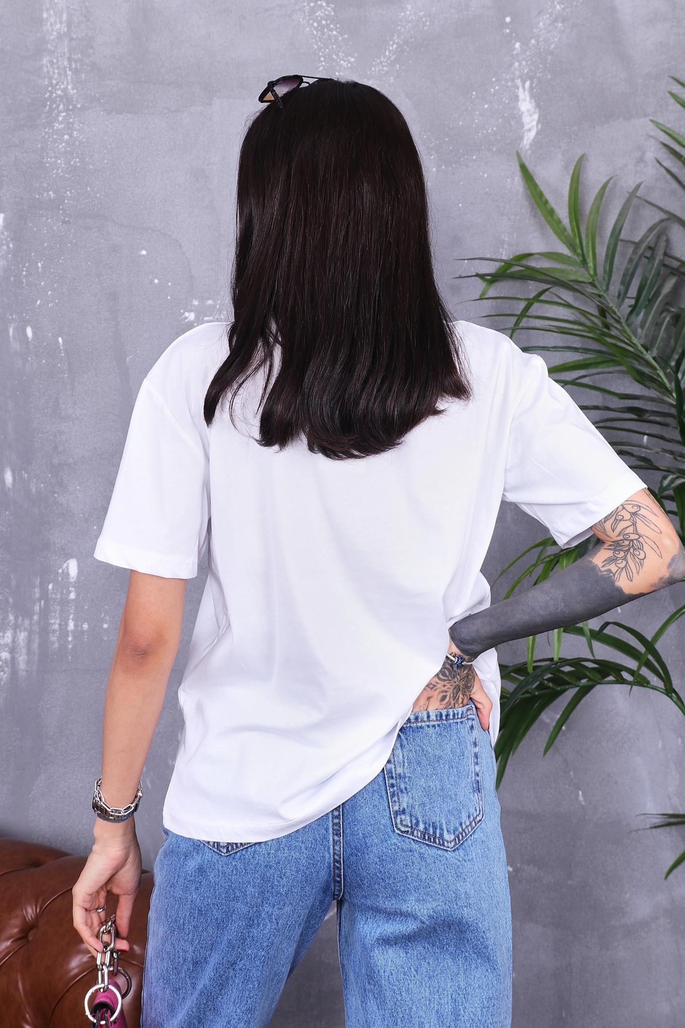 Yakası Zincir Detaylı Parlak Baskılı Tshirt