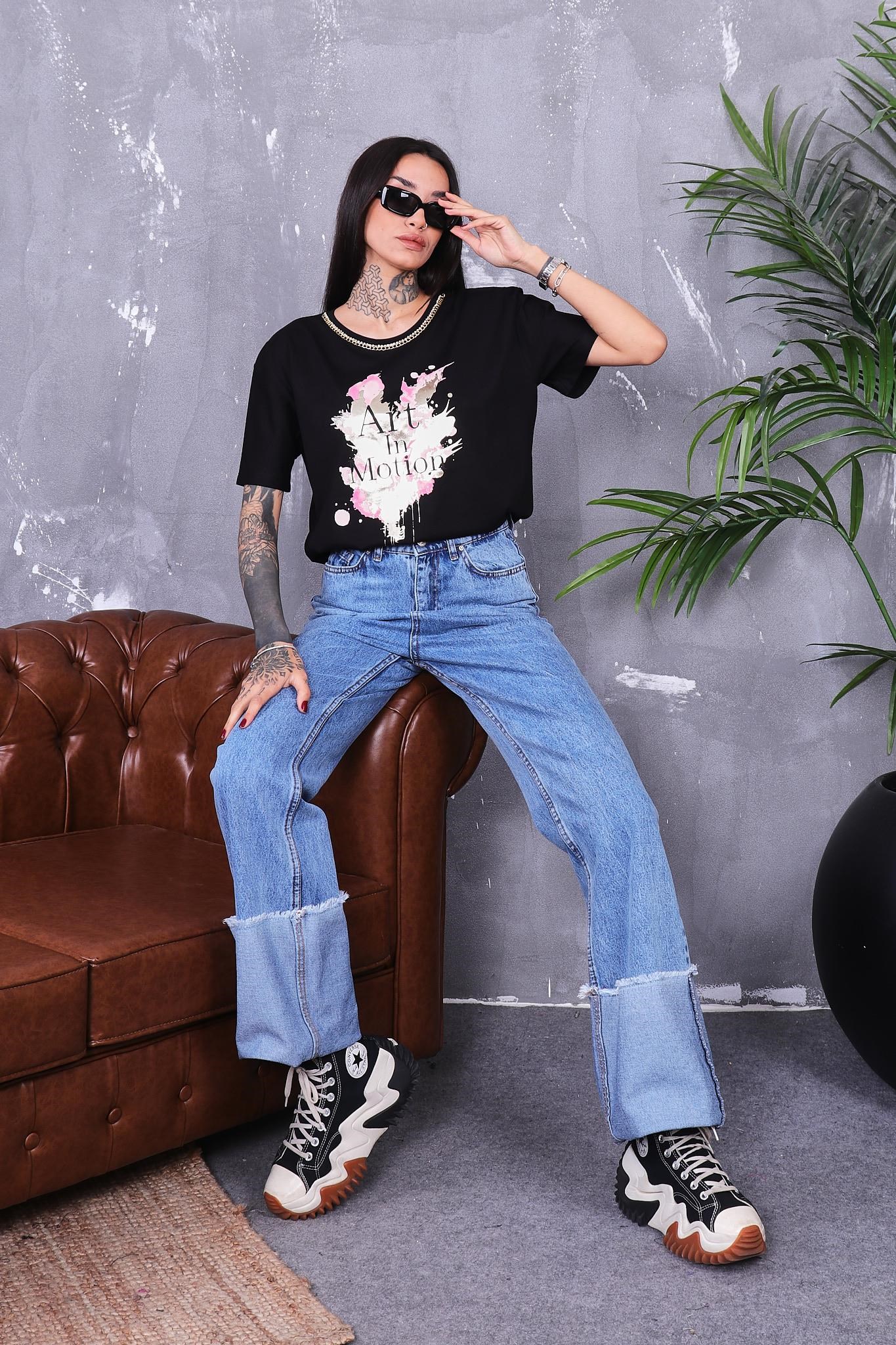Yakası Zincir Detaylı Parlak Baskılı Tshirt