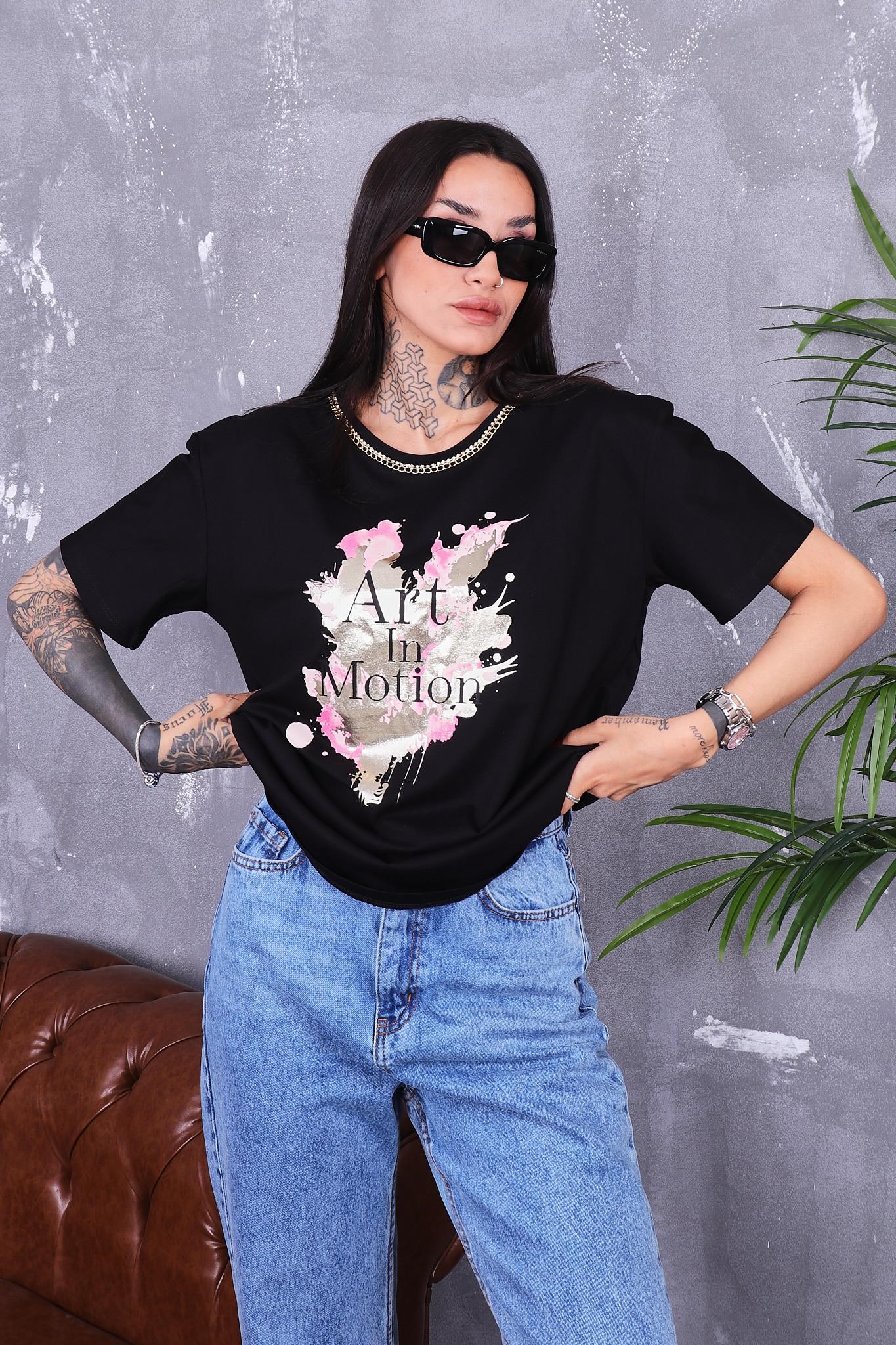 Yakası Zincir Detaylı Parlak Baskılı Tshirt