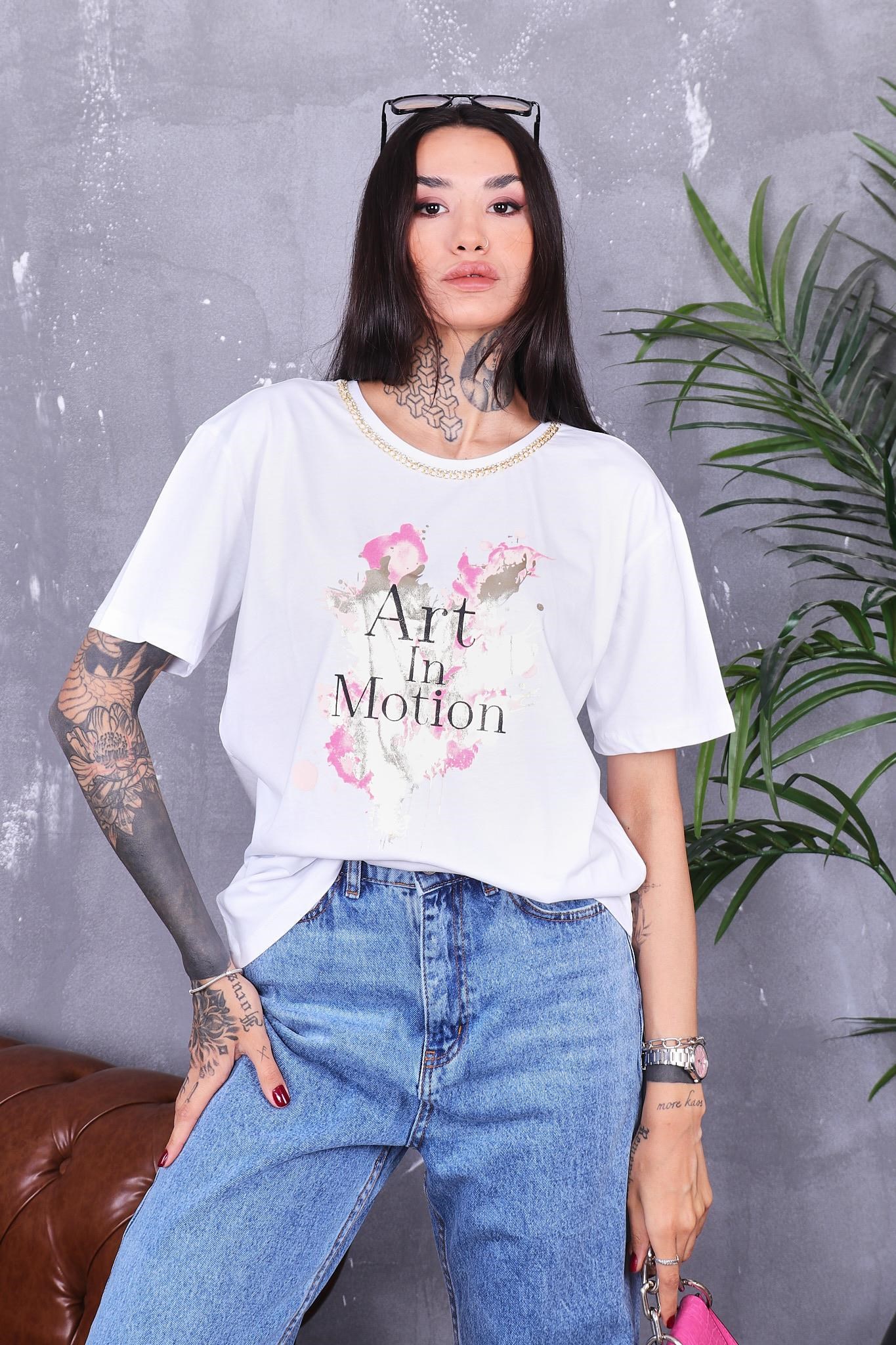 Yakası Zincir Detaylı Parlak Baskılı Tshirt