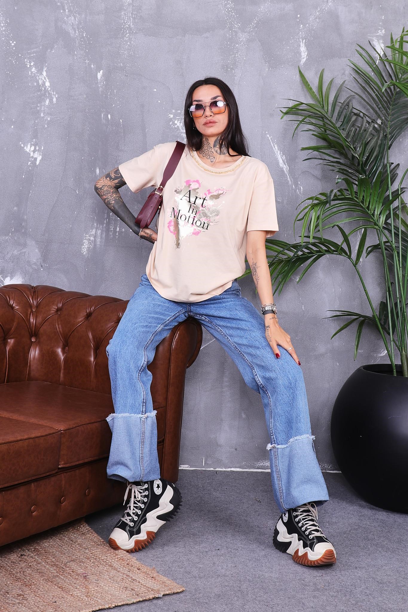 Yakası Zincir Detaylı Parlak Baskılı Tshirt