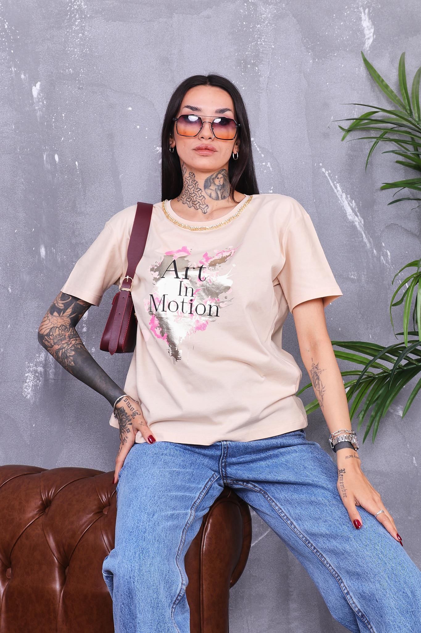 Yakası Zincir Detaylı Parlak Baskılı Tshirt