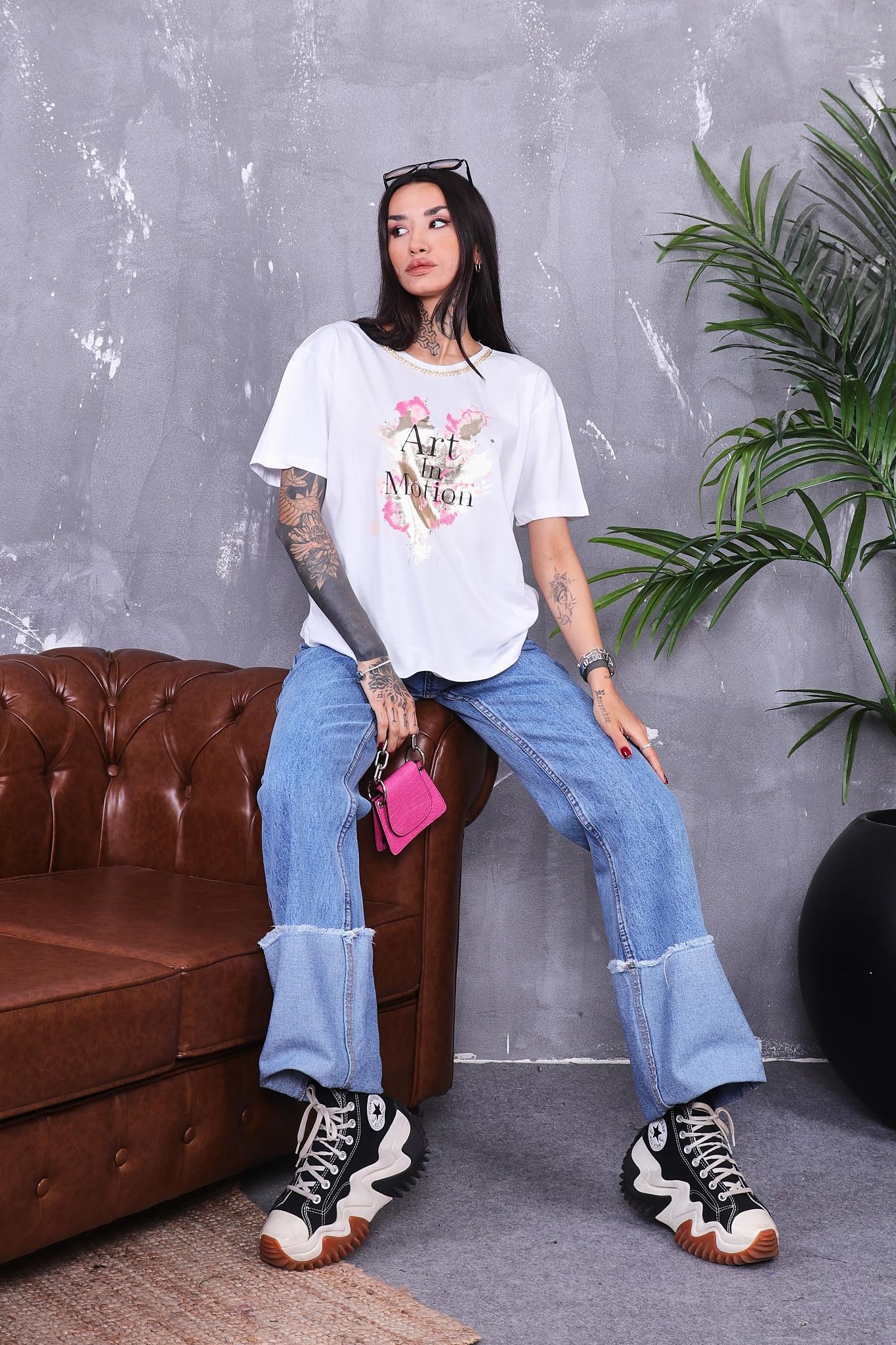 Yakası Zincir Detaylı Parlak Baskılı Tshirt
