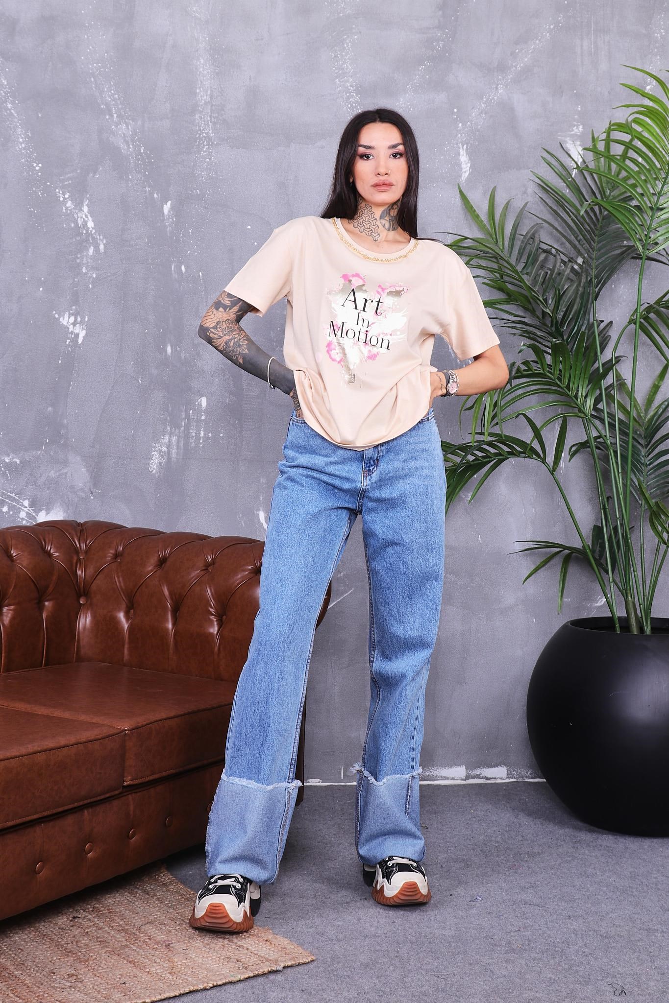 Yakası Zincir Detaylı Parlak Baskılı Tshirt