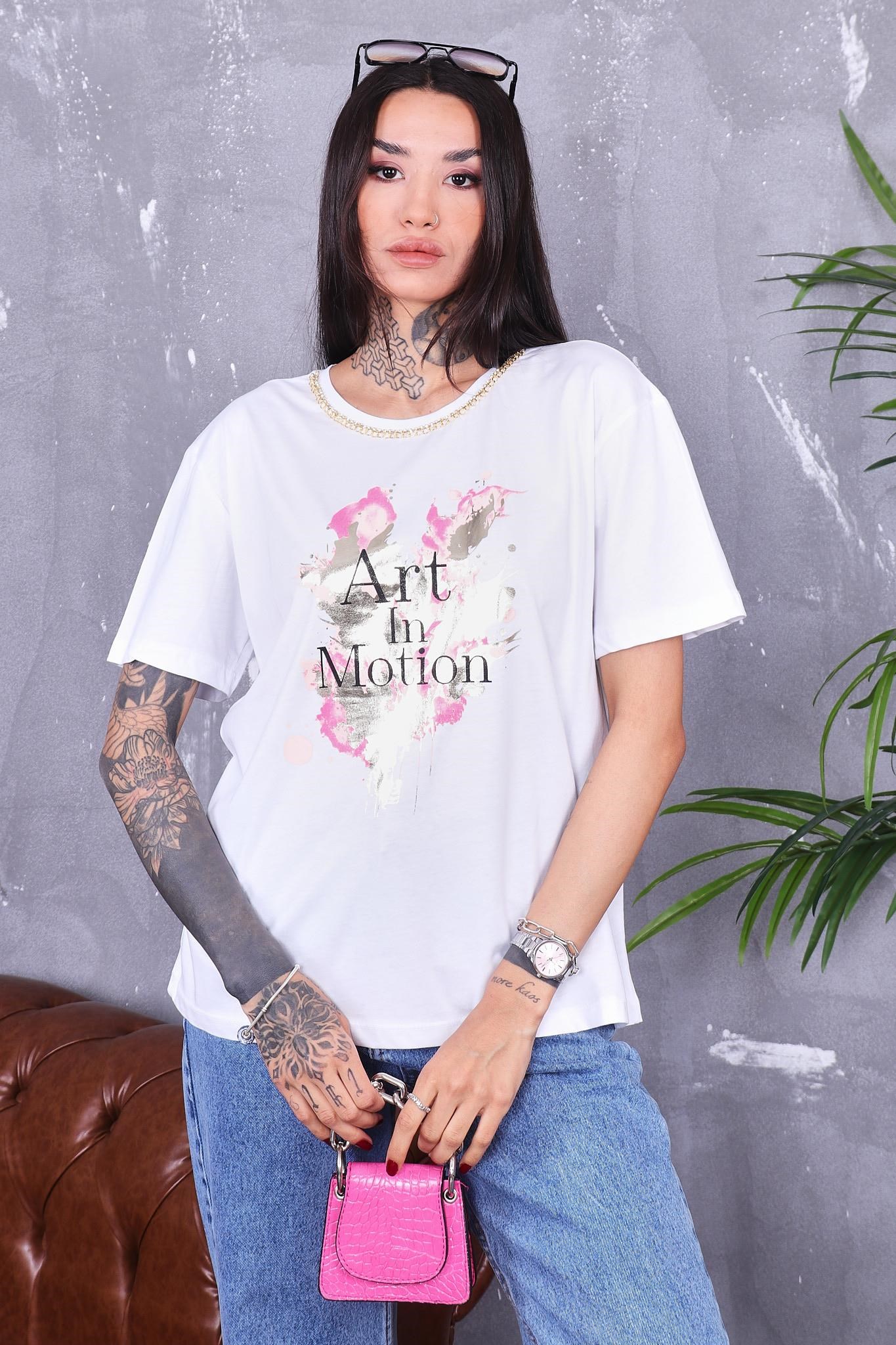 Yakası Zincir Detaylı Parlak Baskılı Tshirt