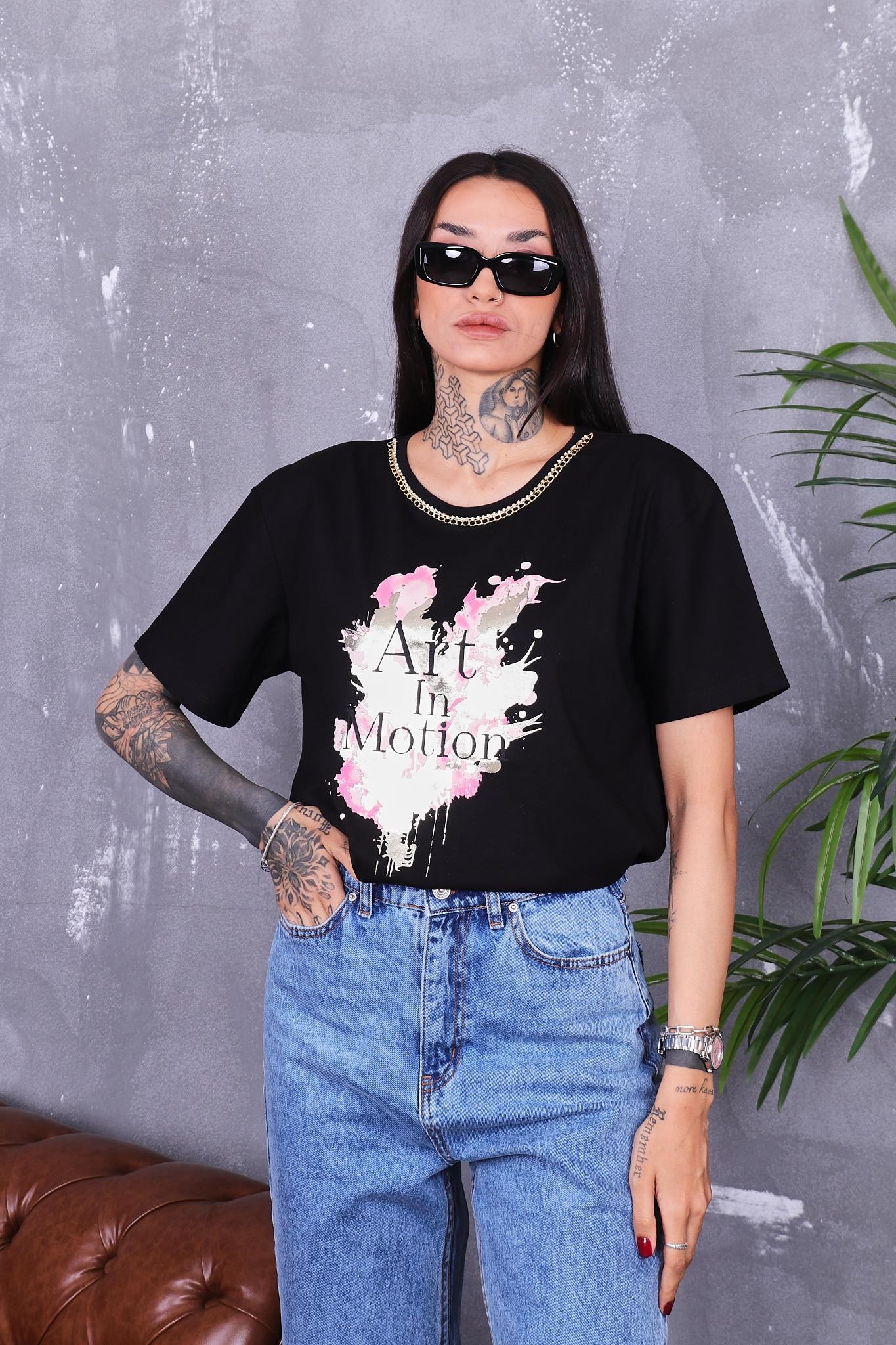 Yakası Zincir Detaylı Parlak Baskılı Tshirt