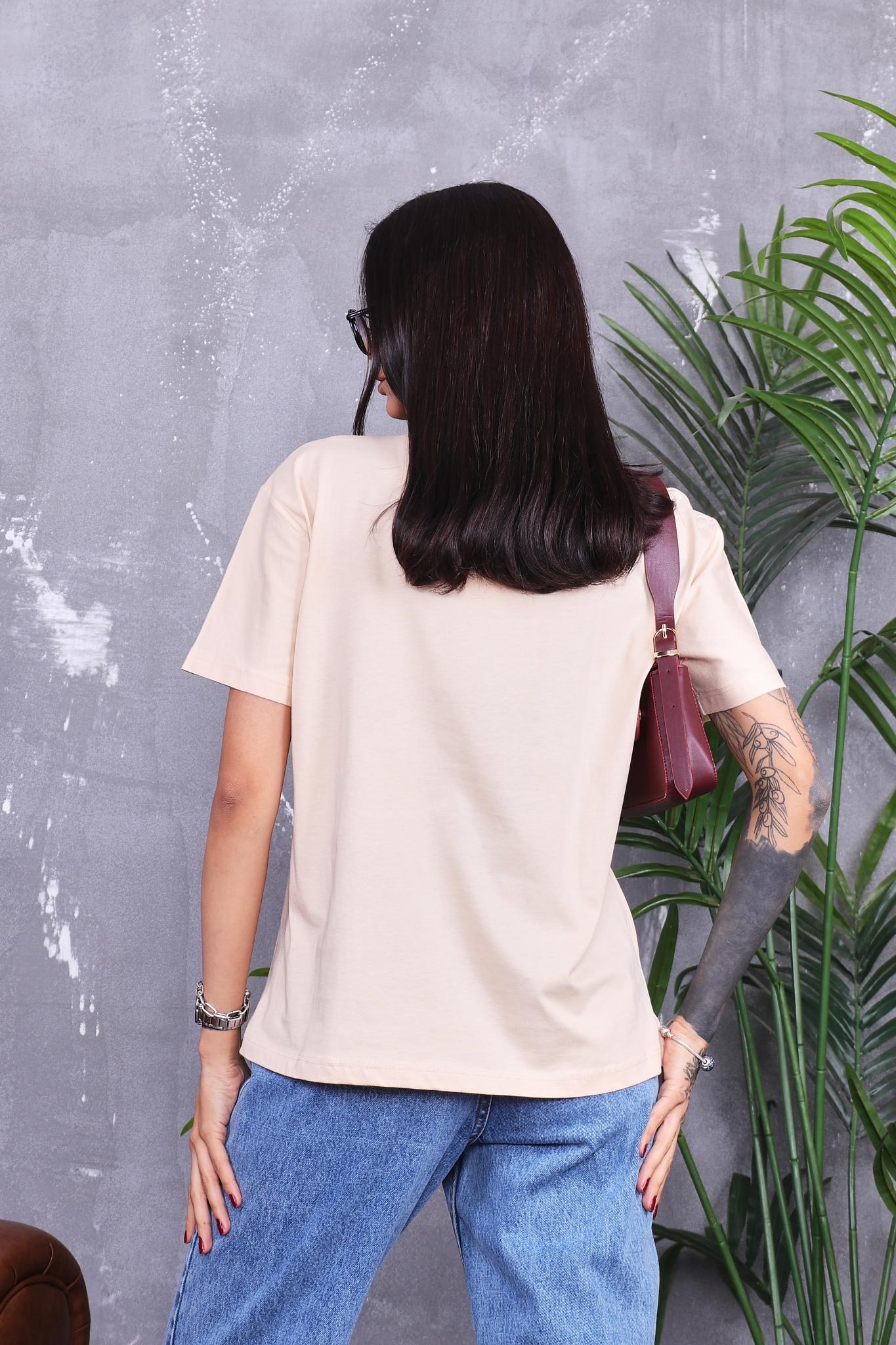 Yakası Zincir Detaylı Parlak Baskılı Tshirt