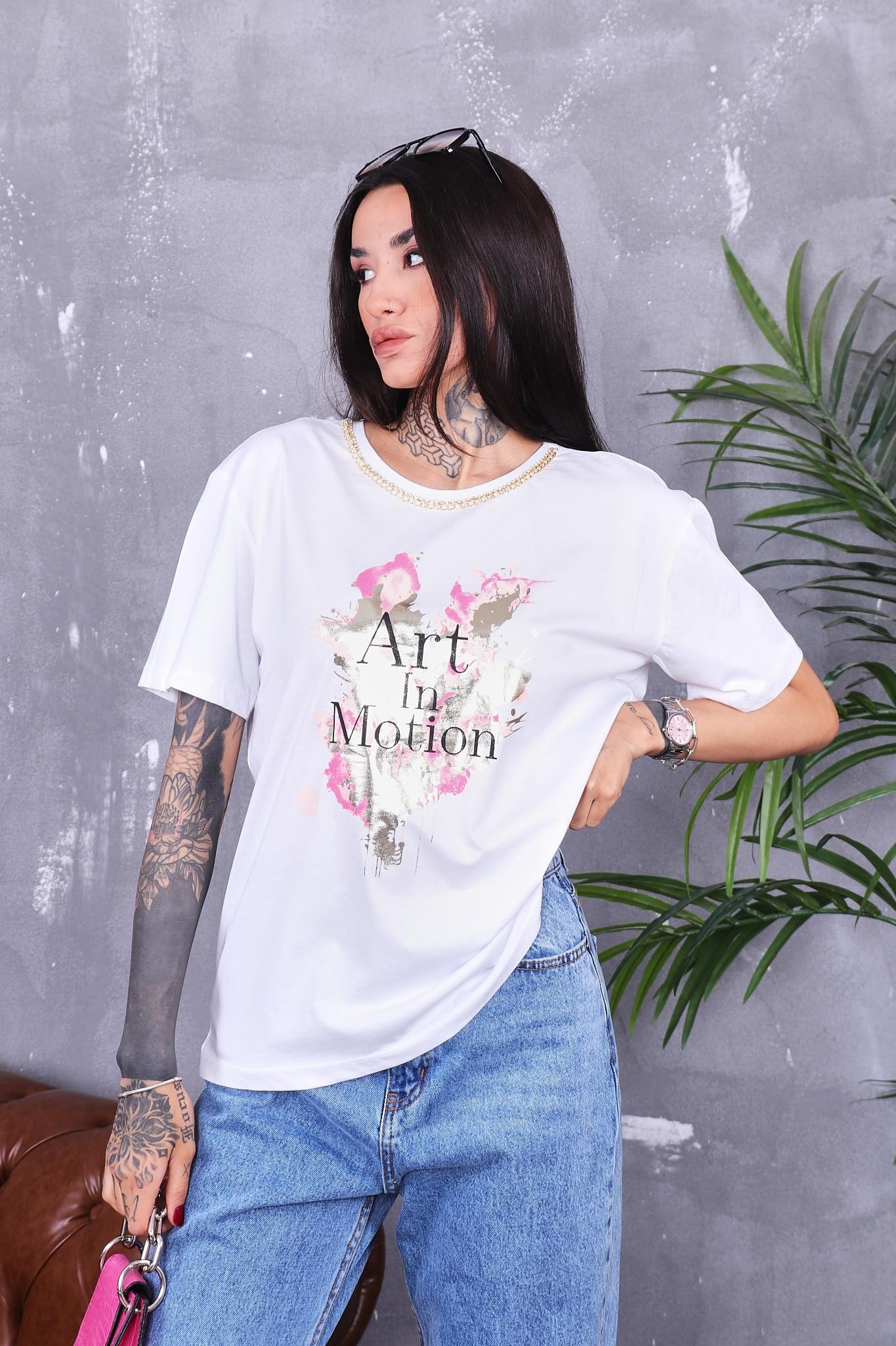 Yakası Zincir Detaylı Parlak Baskılı Tshirt