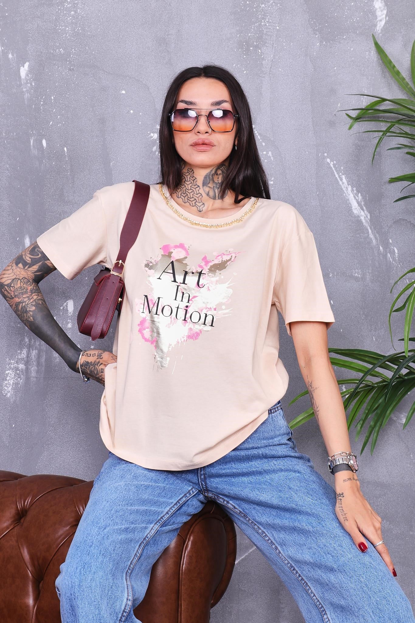 Yakası Zincir Detaylı Parlak Baskılı Tshirt